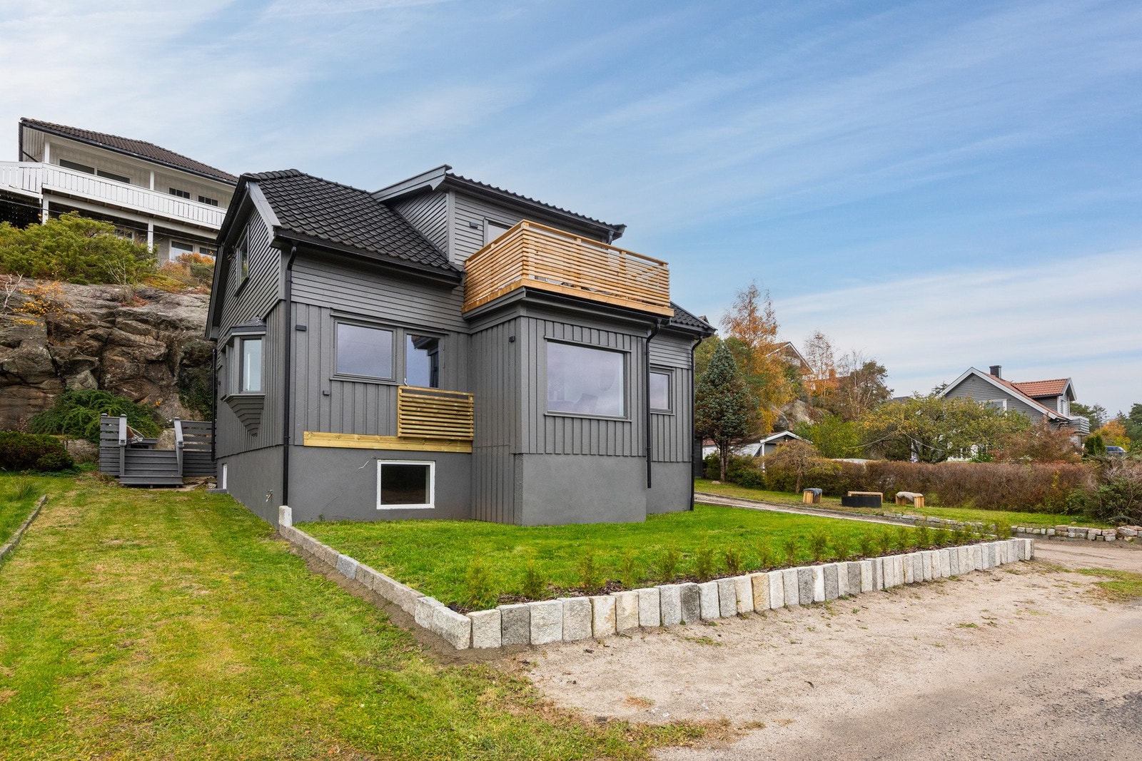 Eiendommen har gode solforhold, fine turområder og mange bademuligheter fra både strender og svaberg. Galleribilde