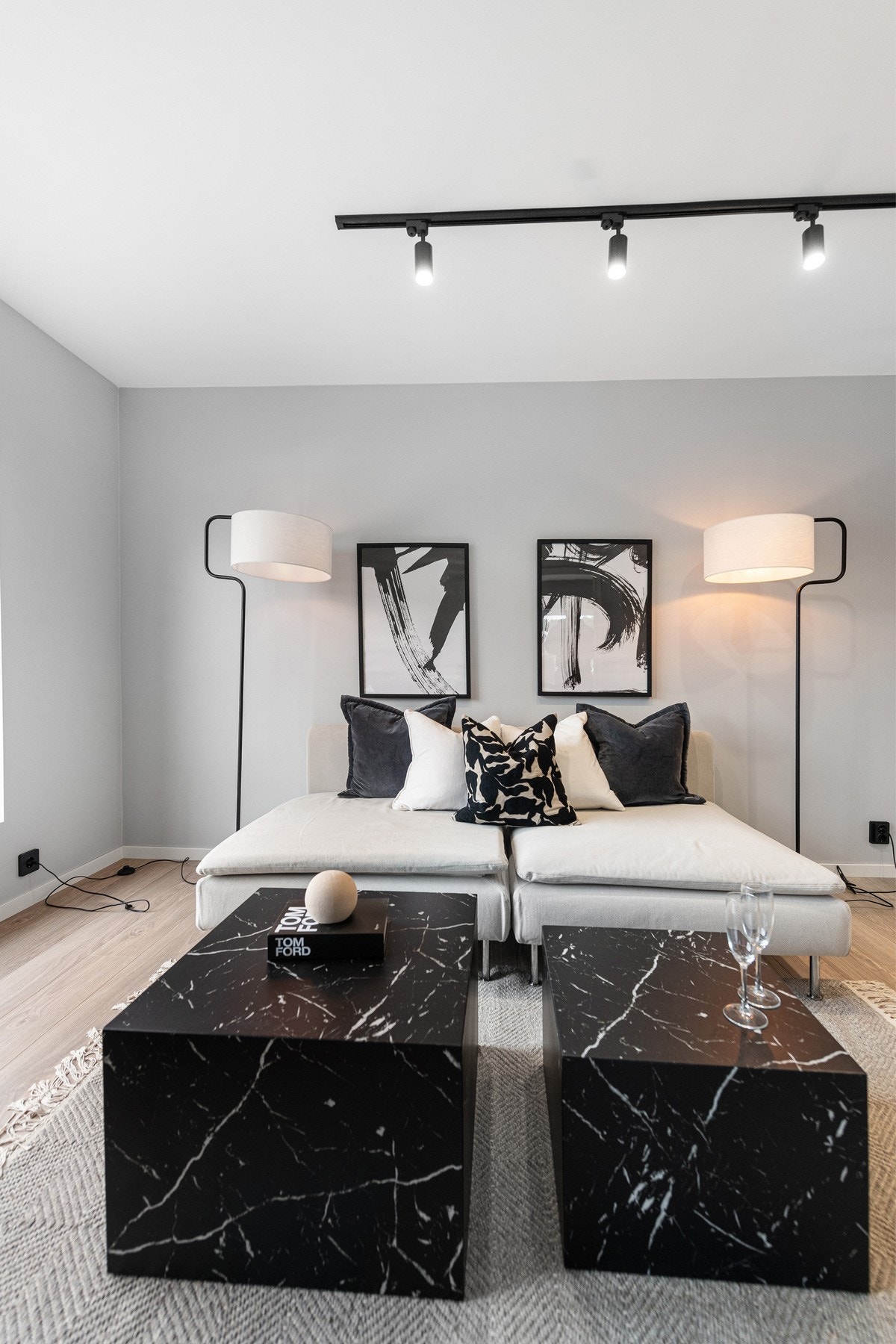 Stuen har god plass til sofamøblement og TV-seksjon. Galleribilde