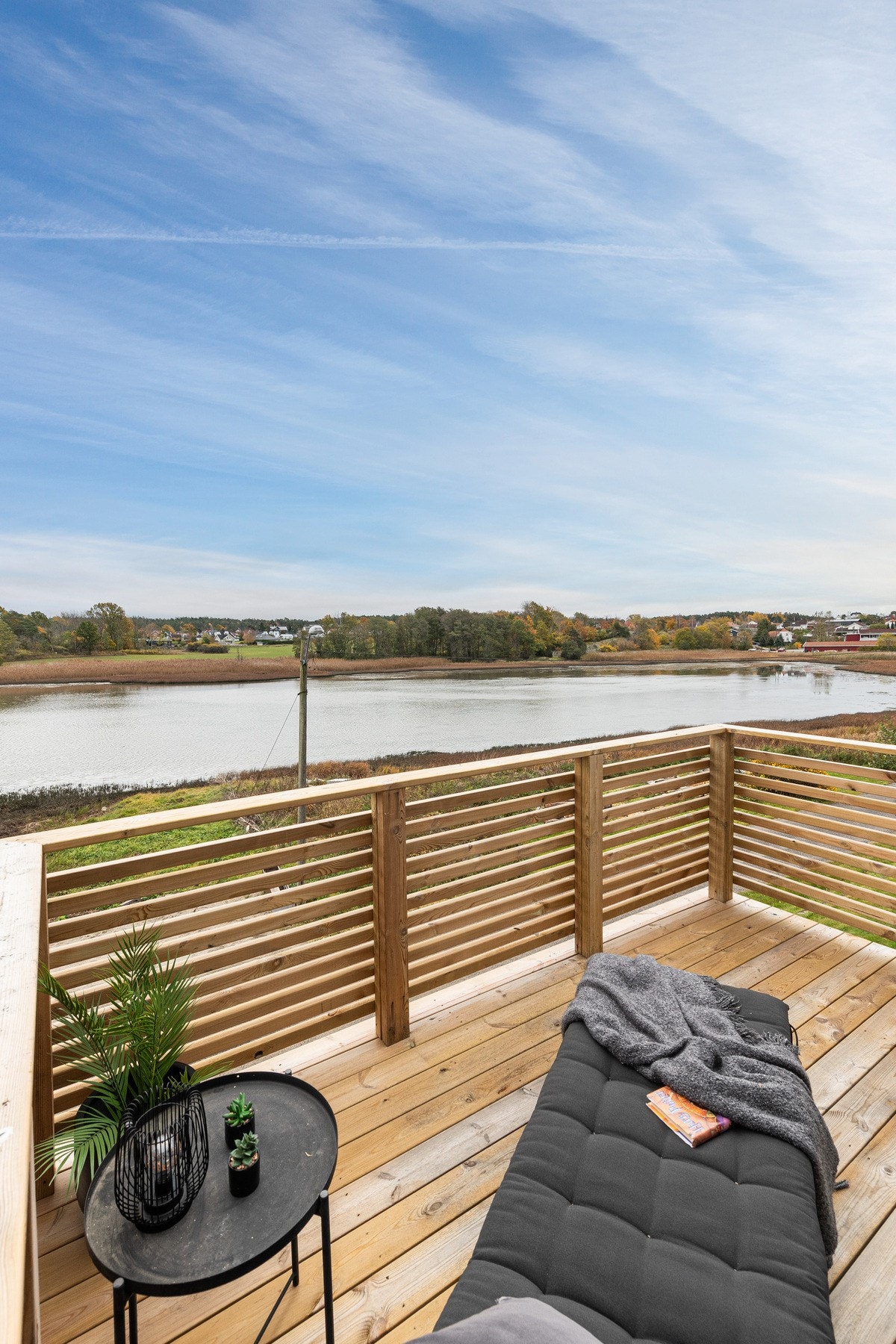 Balkongen blir en forlengelse av boligen på varme sommerdager slik at det er enkelt å flytte selskapet utendørs. Galleribilde