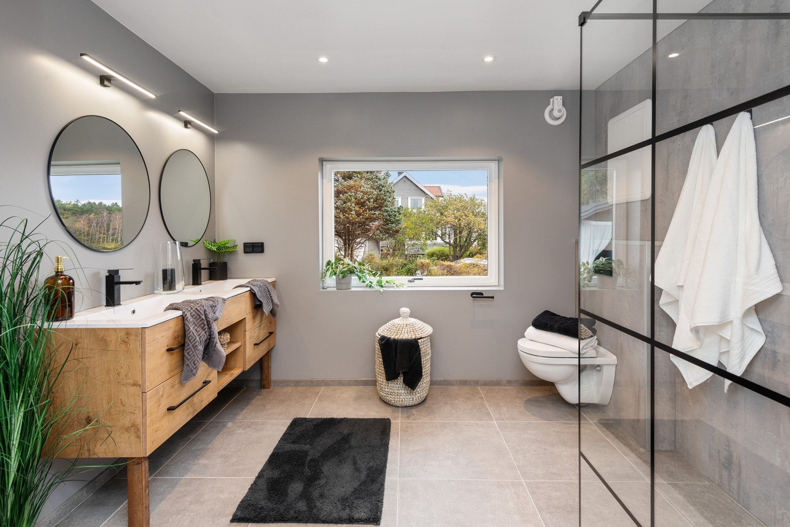 Baderom med flislagt gulv og stilfull innredning. Galleribilde