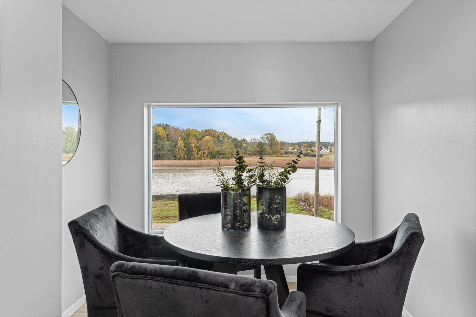 Utsikt mot idyllisk sund. Galleribilde