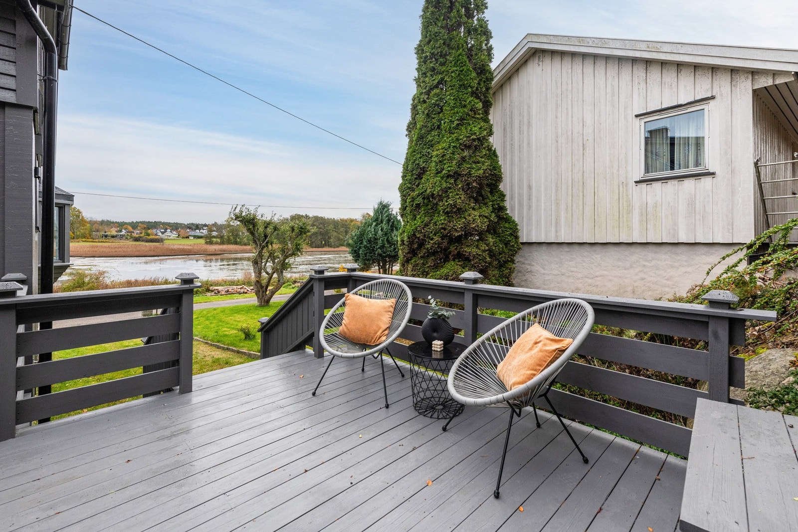 Boligen ligger i et rolig og familievennlig boligområde hvor boligen er omkranset av natur. Galleribilde