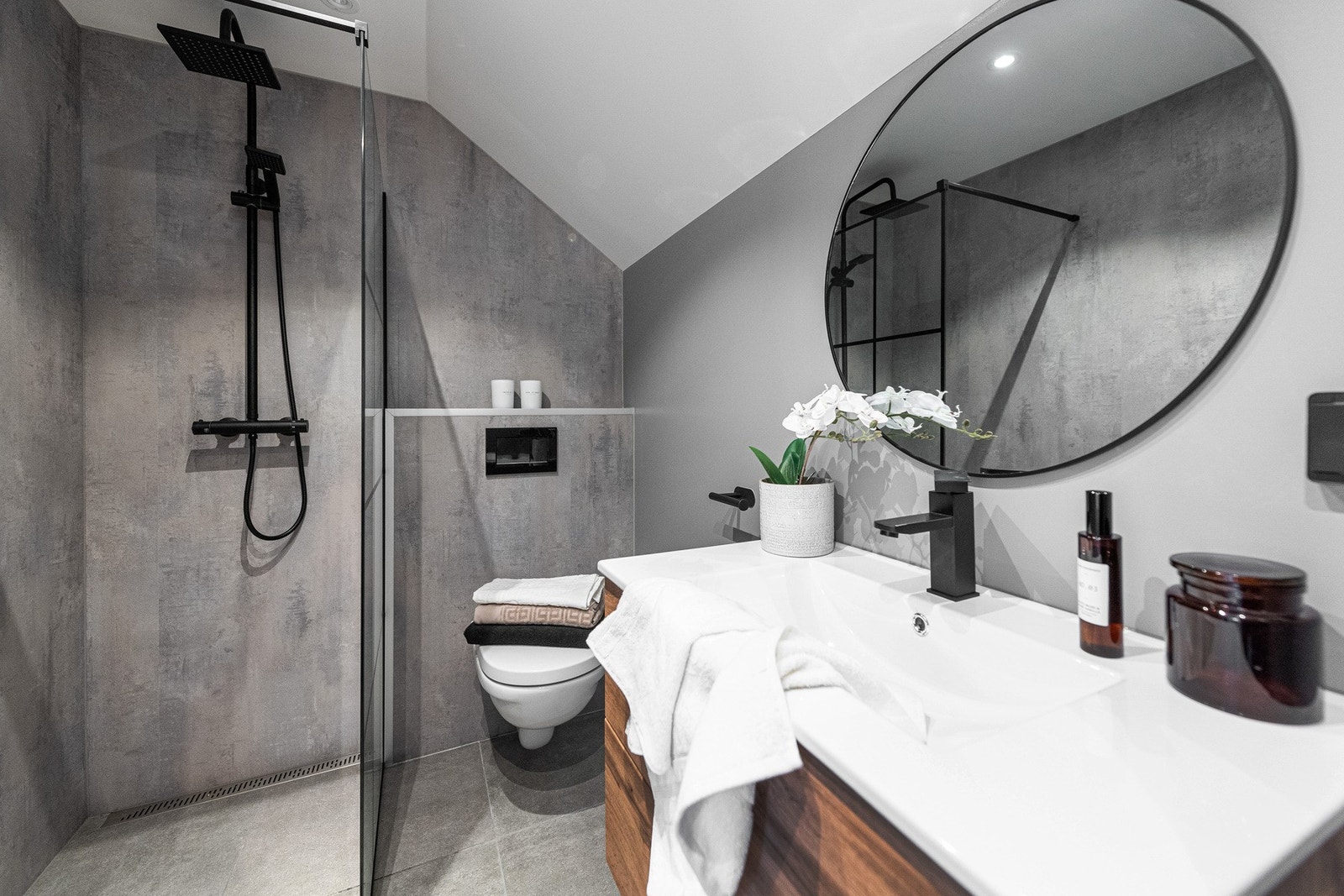 Baderom med flislagt gulv med gulvvarme og stilfull innredning. Galleribilde