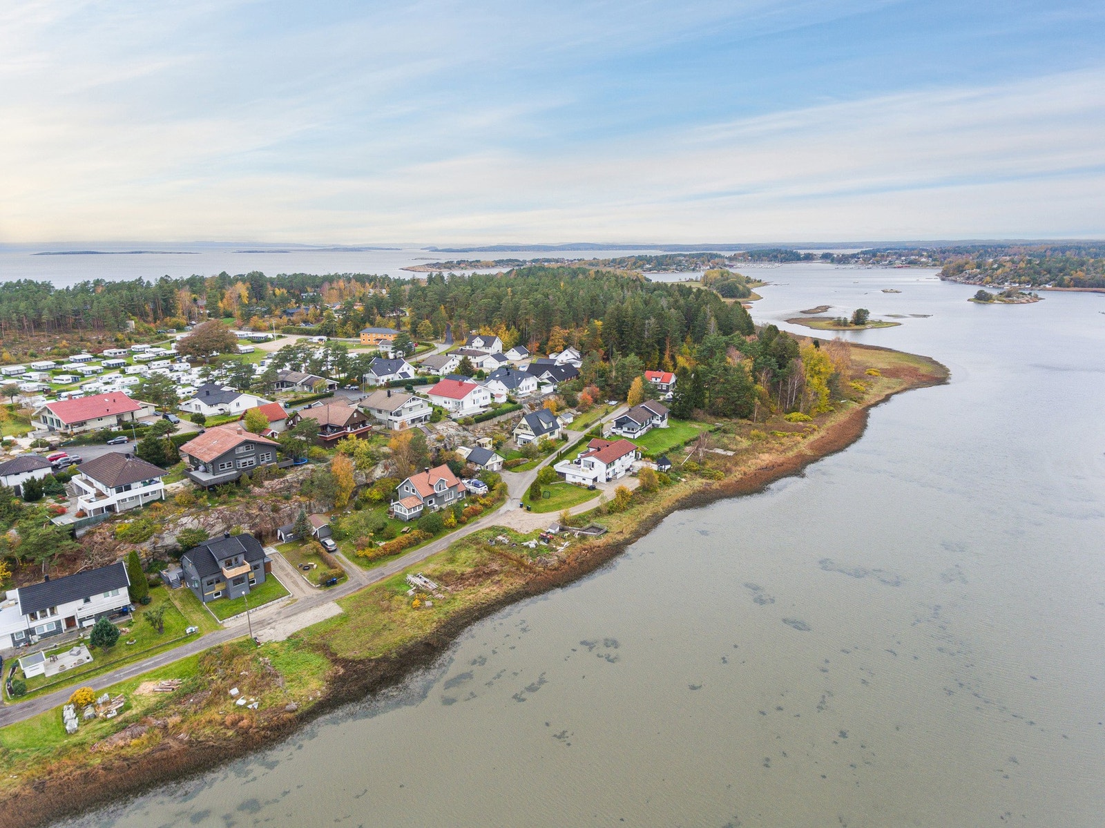 Det tar ca. 17 minutter med bil til Fredrikstad hvor du finner alle sentrumsfasiliteter. Ellers er det gangavstand (ca. 400m) til busstopp som er på Engelsviken snuplass med bussforbindelse til Fredrikstad sentrum. Galleribilde