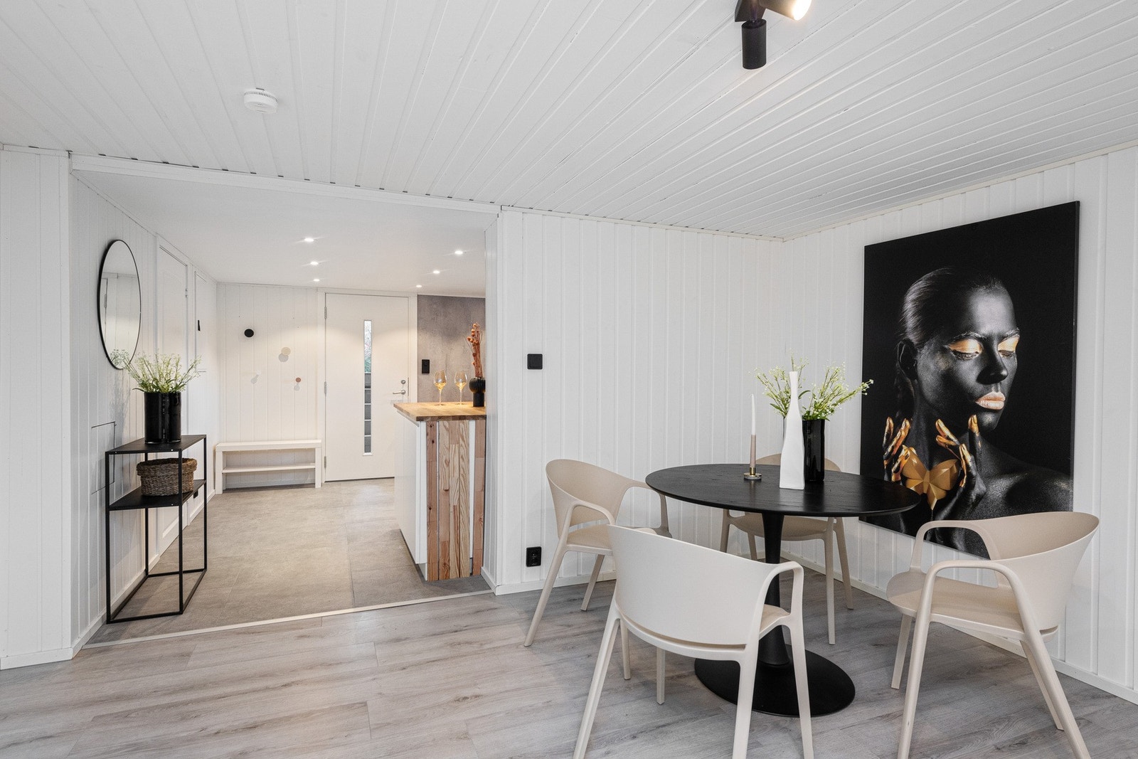 Stuen har god plass til sofamøblement, TV-seksjon og en velegnet spiseplass til kjøkkensonen. Galleribilde