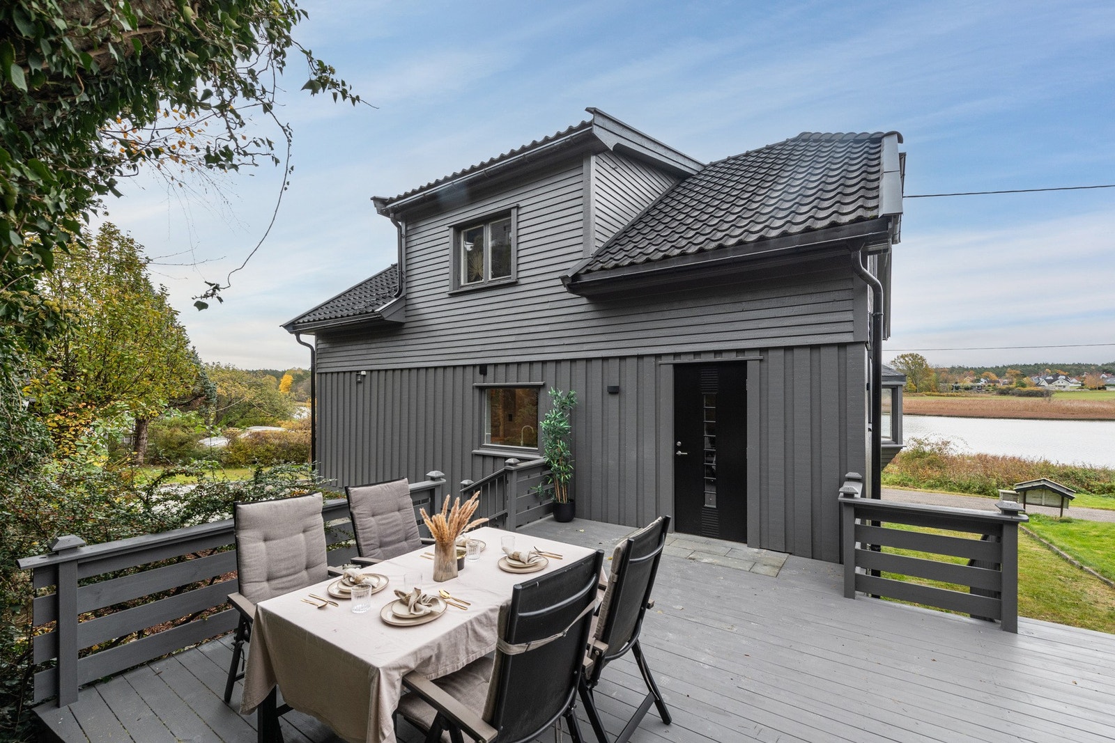 Her får du en meget unik enebolig som ligger i Engelsviken. Engelsviken er et idyllisk tettsted med vakker skjærgård - en perle i ytre Oslofjord! Galleribilde