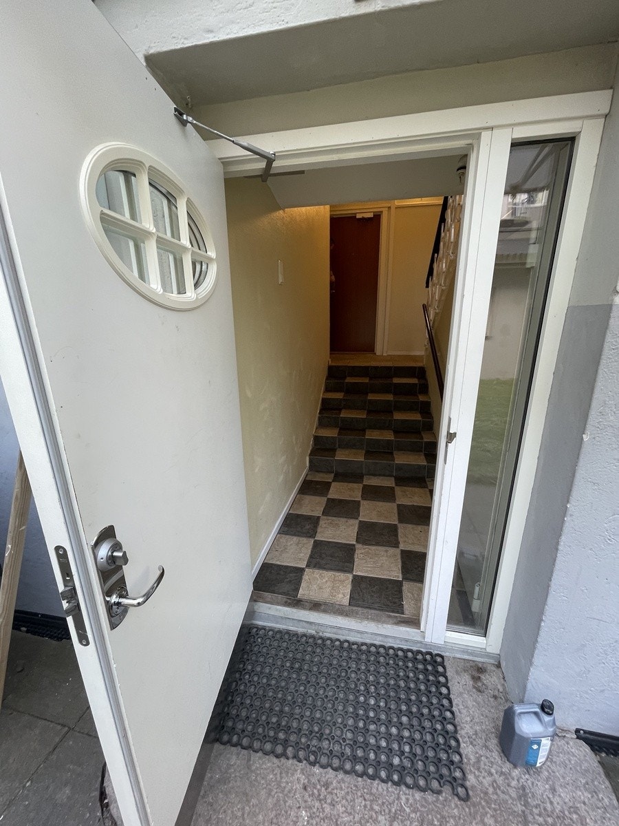 Inngang bygg nede Galleribilde