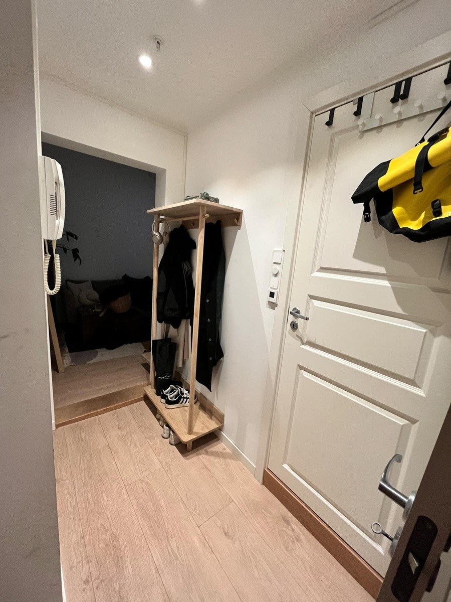 Gang med stumtjener og dør til bad Galleribilde