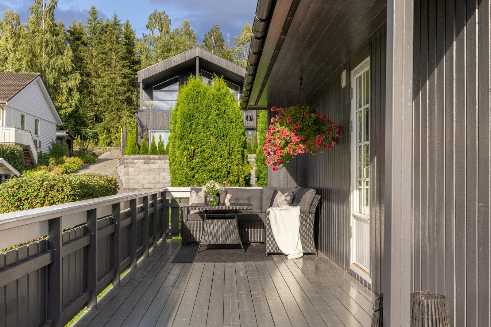 Verandaen strekker seg rundt hushjørnet og har sol hele dagen. Galleribilde