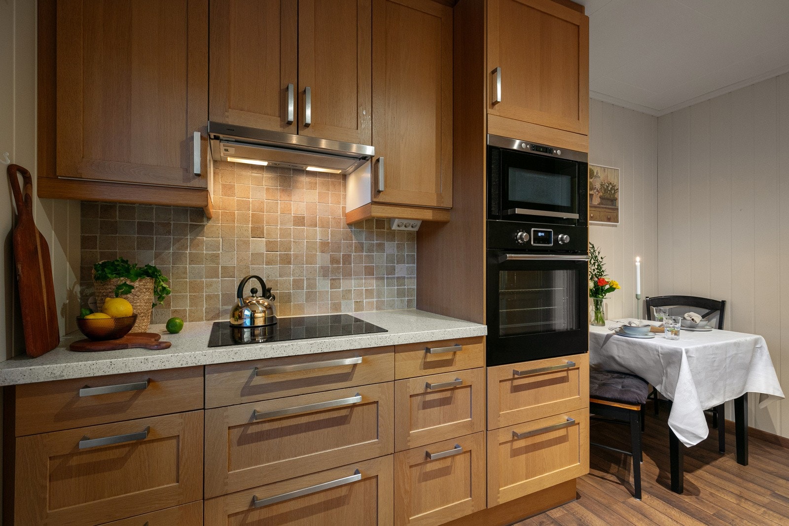 Pen kjøkkeninnredning med god lagringsplass i skuffer og skap. Galleribilde