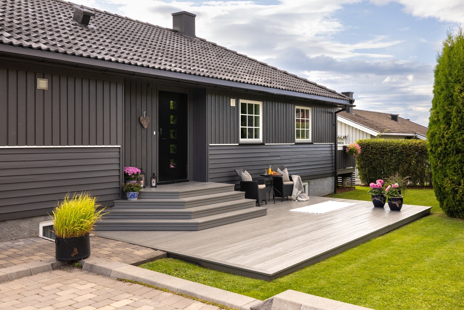 Pent inngangsparti med nordøstvendt terrasse med morgensol. Galleribilde