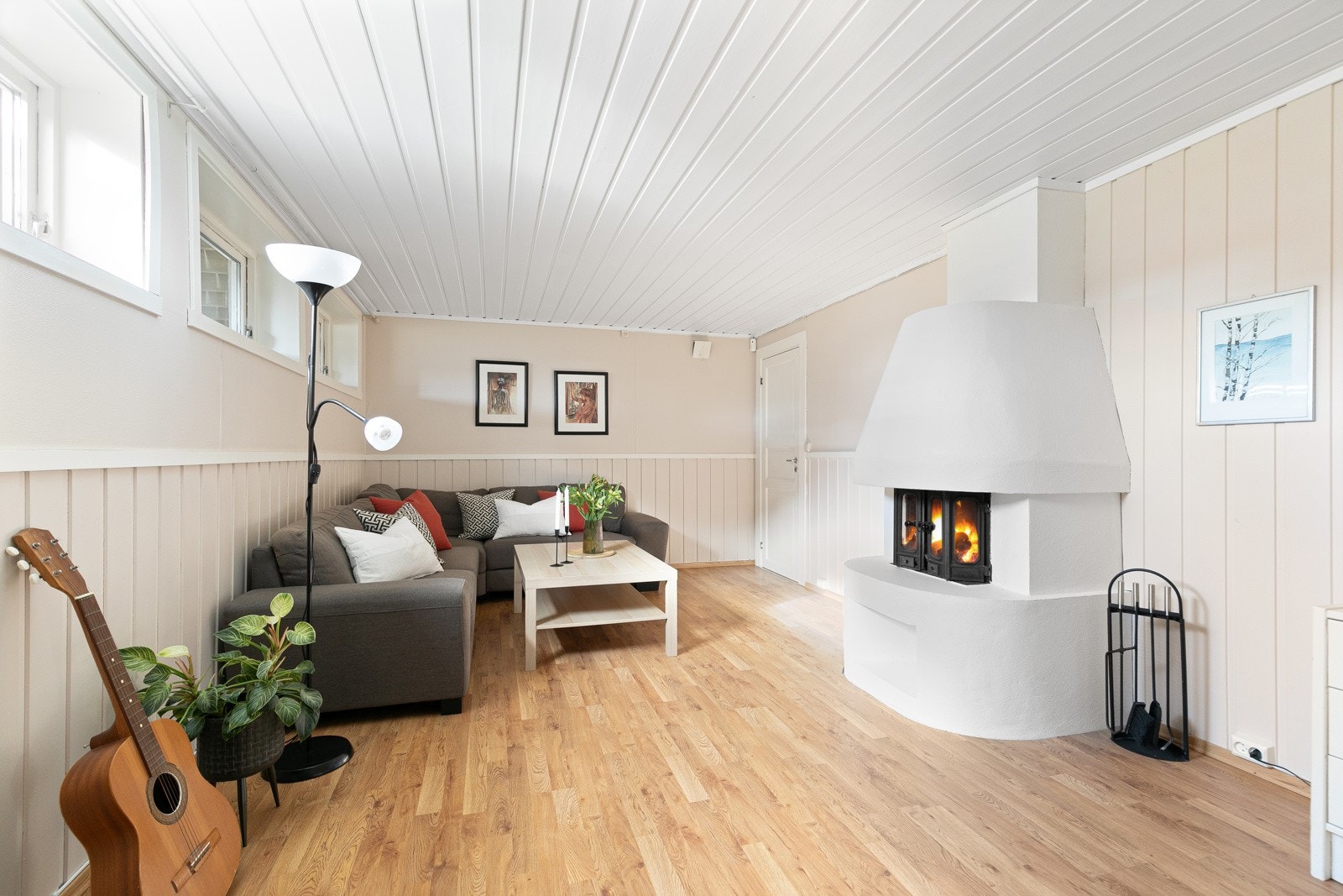 Stor kjellerstue med peisovn. Galleribilde