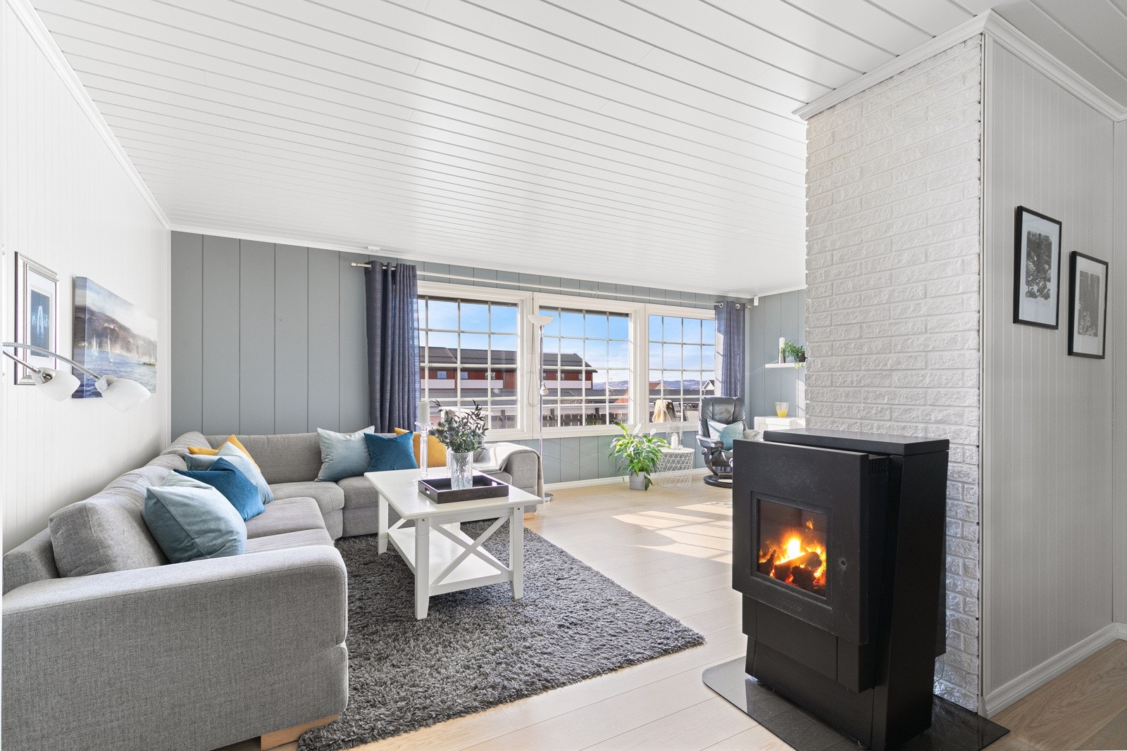 Planløsningen er godt utnyttet med naturlige soner. Moderne pelletsovn sørger for god temperatur i etasjen. Galleribilde