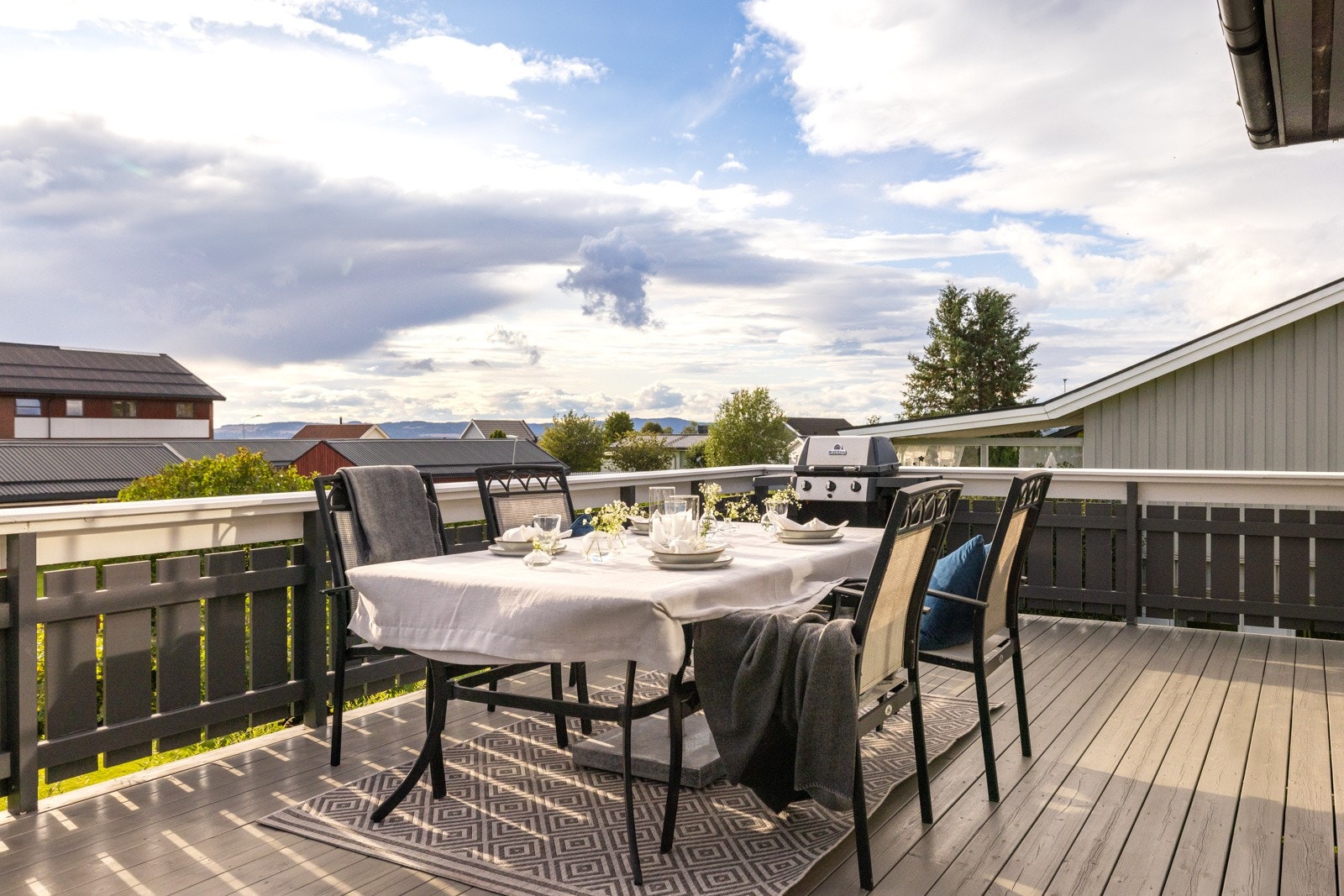 Verandaen er på 38 kvm og byr på god plass til utemøbler, spisegruppe, grill og alt som hører med! Galleribilde