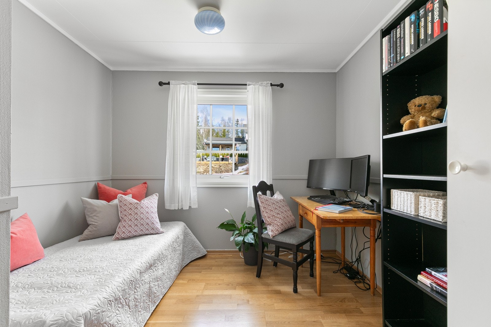 Soverom 2 i hovedetasjen. God plass til seng, skrivepult og diverse oppbevaring. Galleribilde