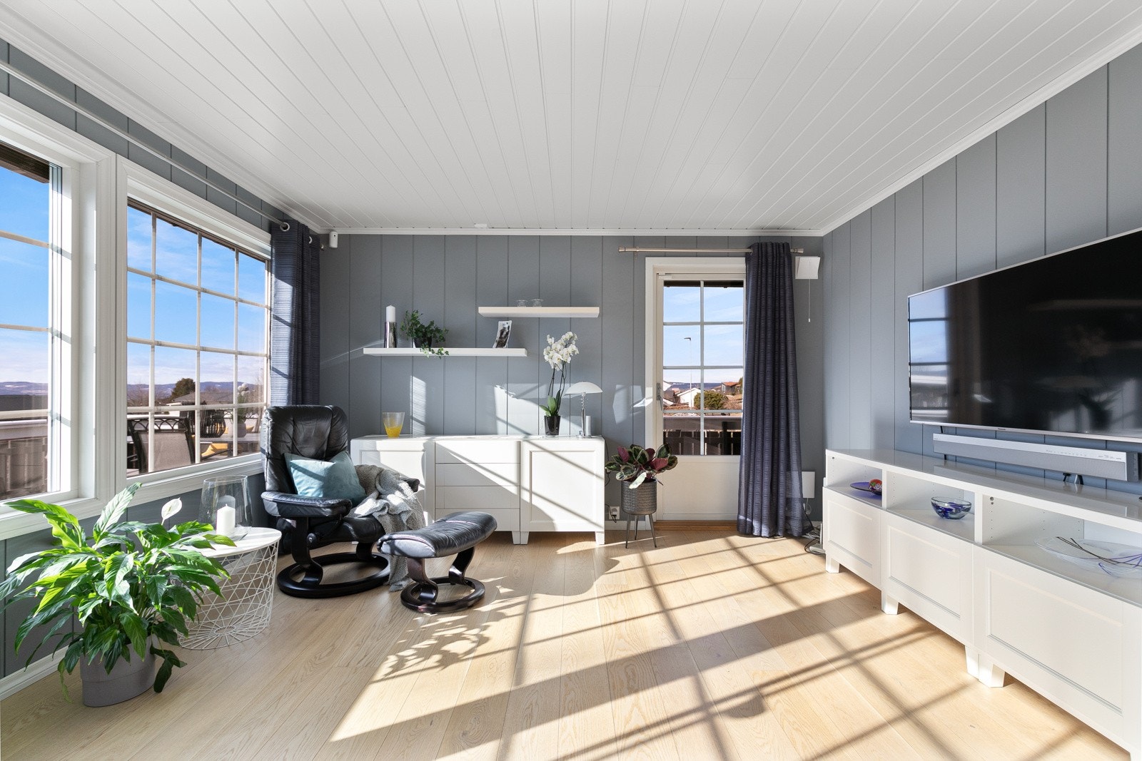 Det er rikelig med plass til sittegrupper og mediebenk. Galleribilde