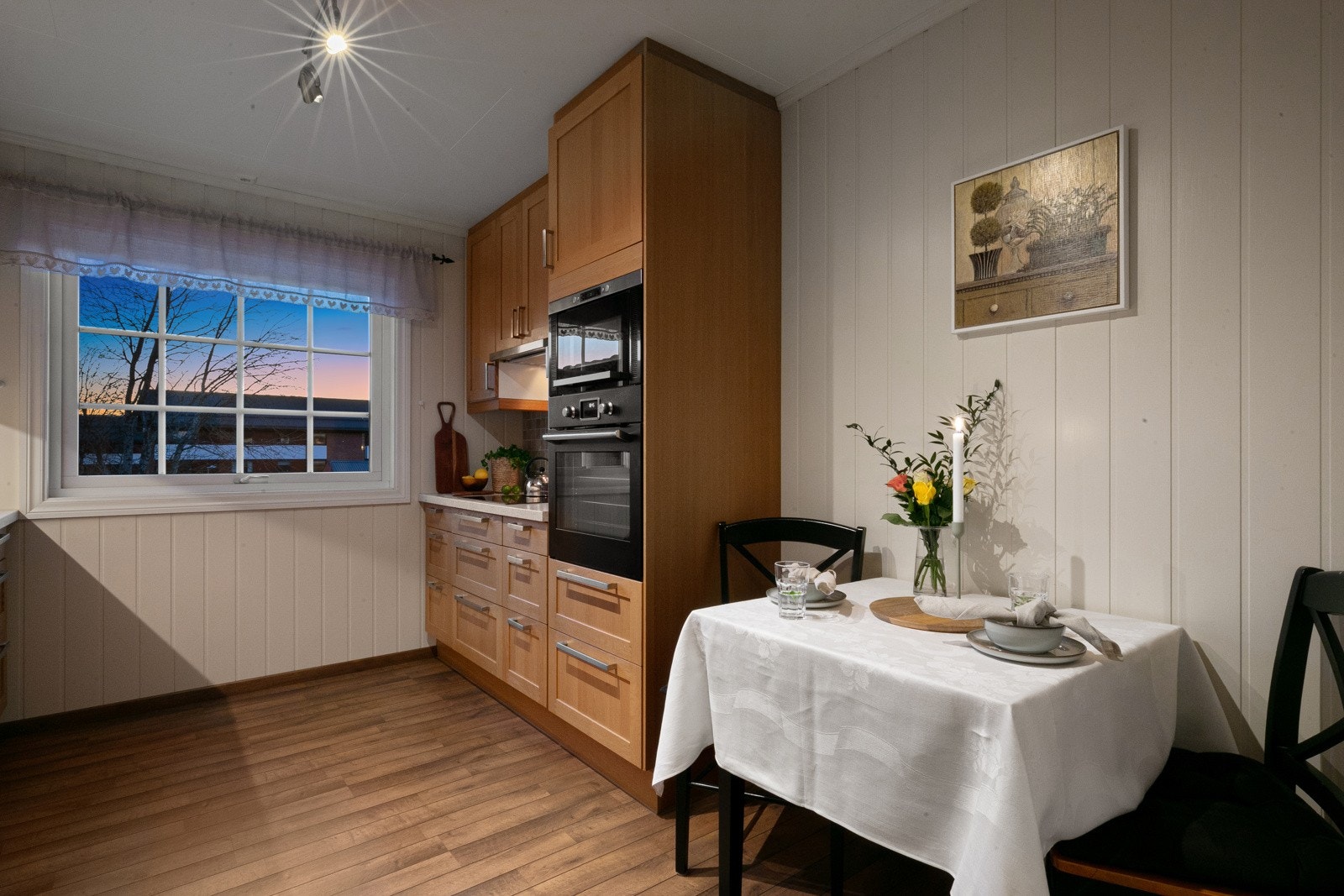 Kjøkkenrommet er av god størrelse og det er plass til en en liten spisegruppe. Galleribilde