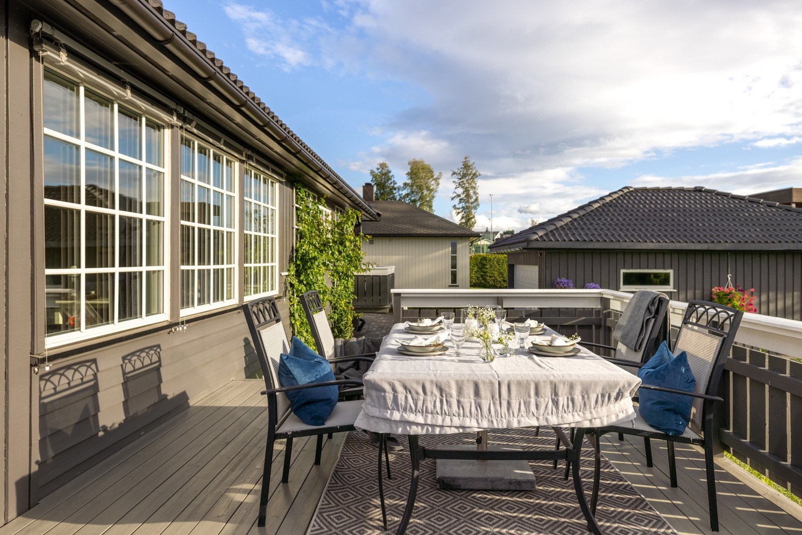 Direkte adkomst til hagen med trapp fra veranda. Galleribilde