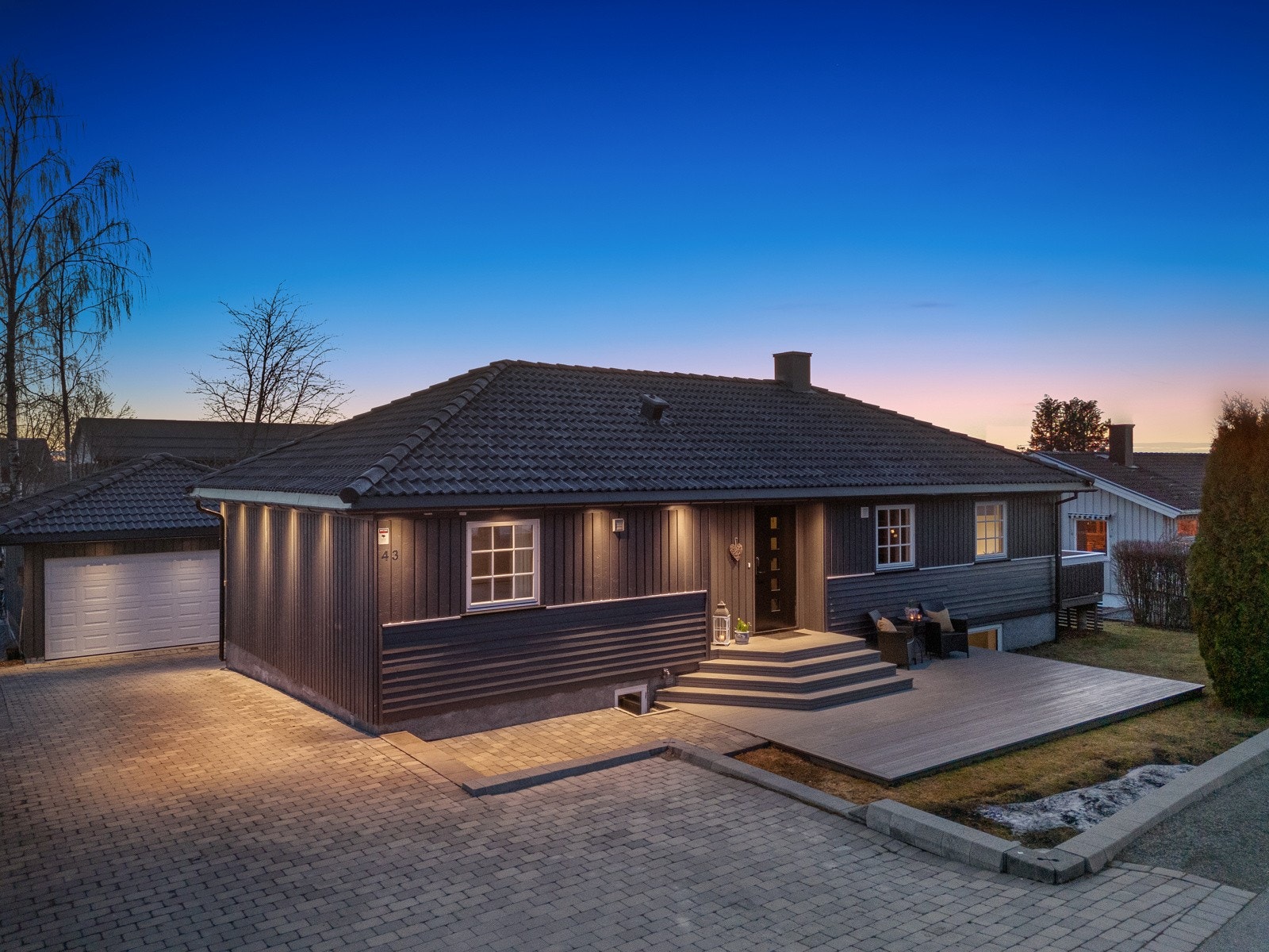 Huset er oppført i 1979 og har en stor tomt på ca. 680 kvm. Galleribilde