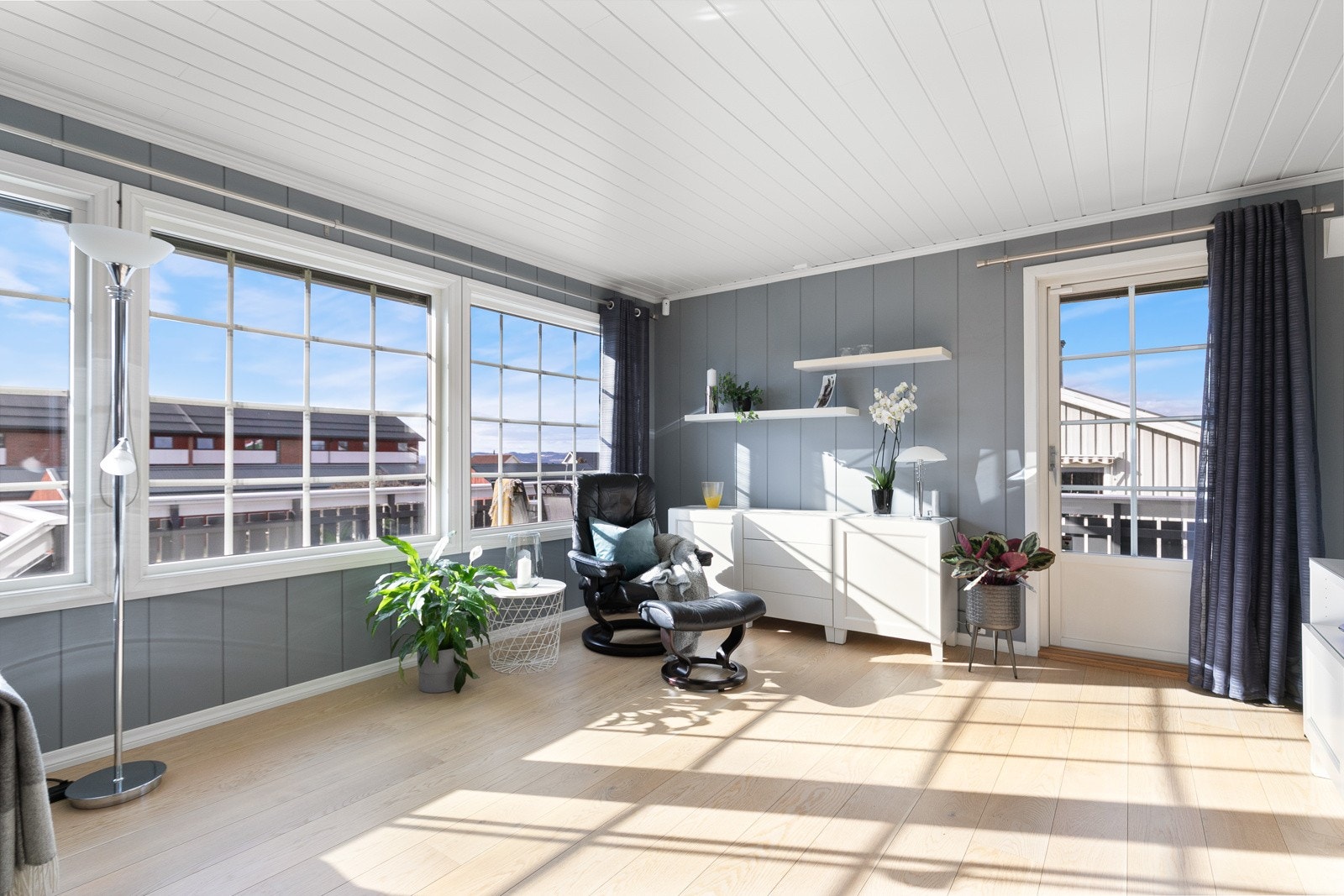 Store vindusflater sørger for svært gode lysfohold i stuen. Galleribilde