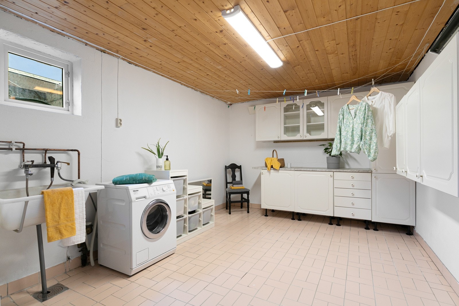 Stort, praktisk vaskerom i underetasjen. Vegghengt utslagsvask med armatur og opplegg for vaskemaskin. Varmtvannsbereder 198L (fra 2014) plassert i hjørne og naturlig avtrekksventiler på vegger. Galleribilde