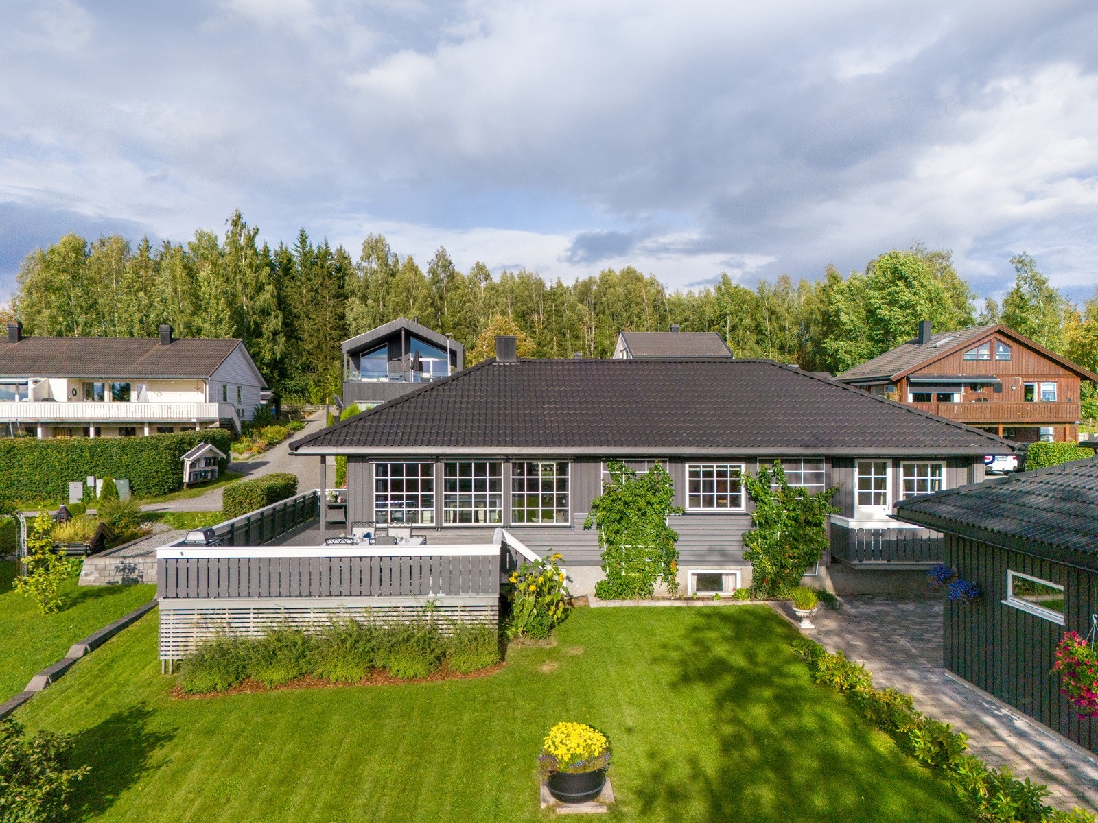 Velstelt og frodig hage med mye boltreplass for familien. Galleribilde