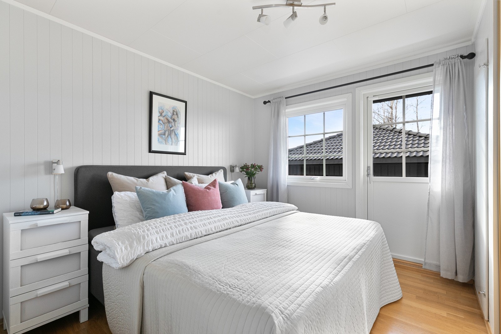 Hovedsoverom i hovedetasjen. Det er godt med naturlig lys og utgang til veranda. Galleribilde