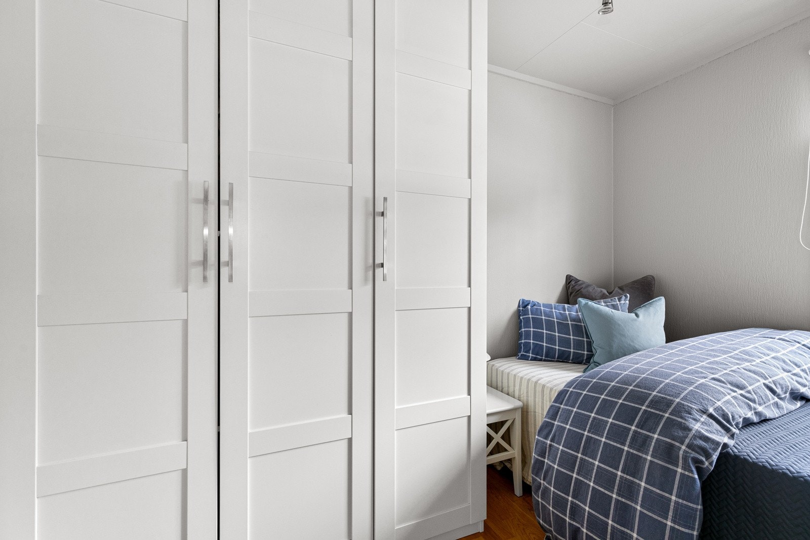 Godt oppbevaringsplass i garderobeskap som medfølger. Galleribilde