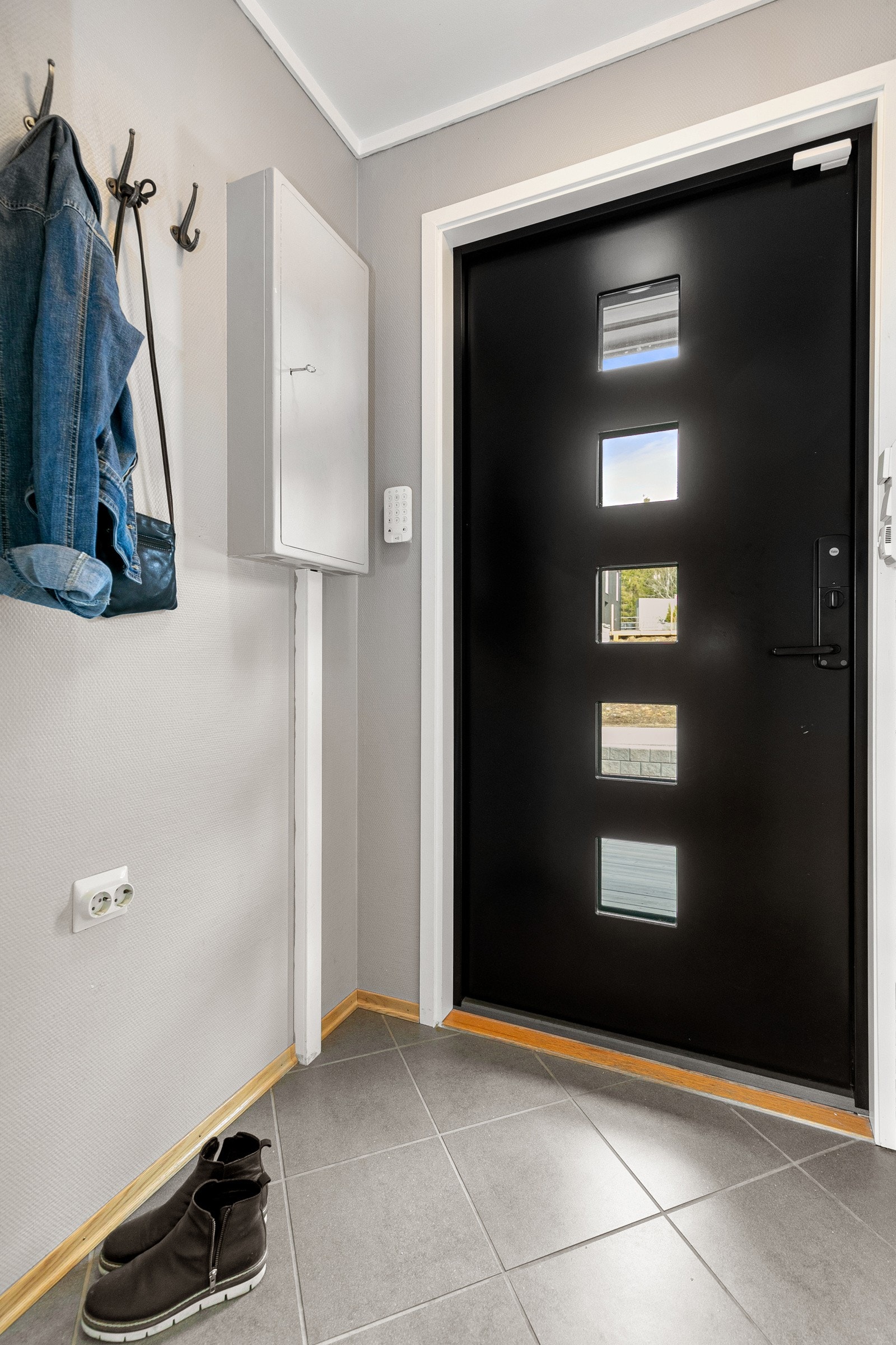 Velkommen hjem! Flislagt entré med sikringsskap. Galleribilde