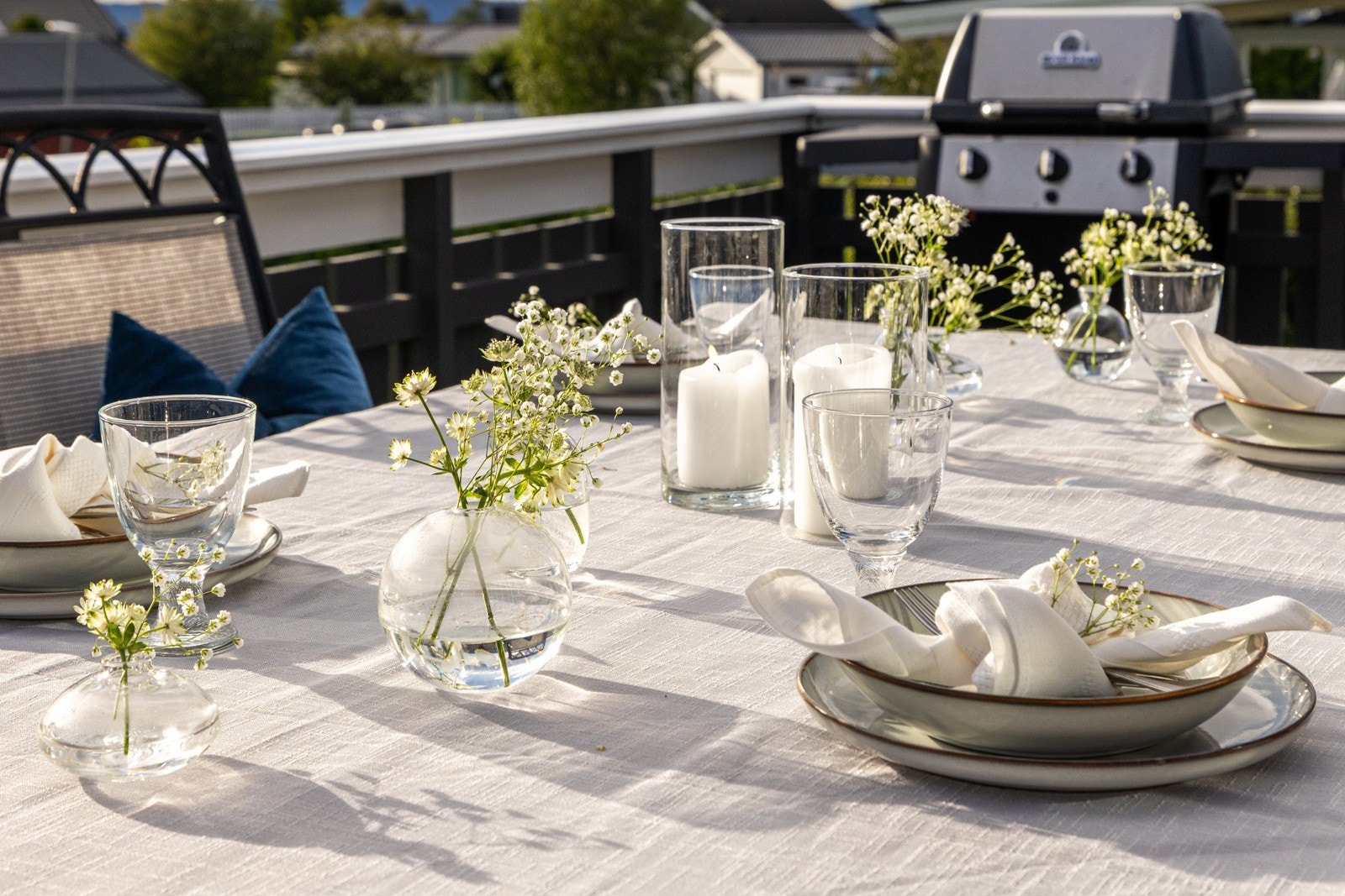 Samle familie og venner og rund av en nydelig sommerdag under åpen himmel. Galleribilde