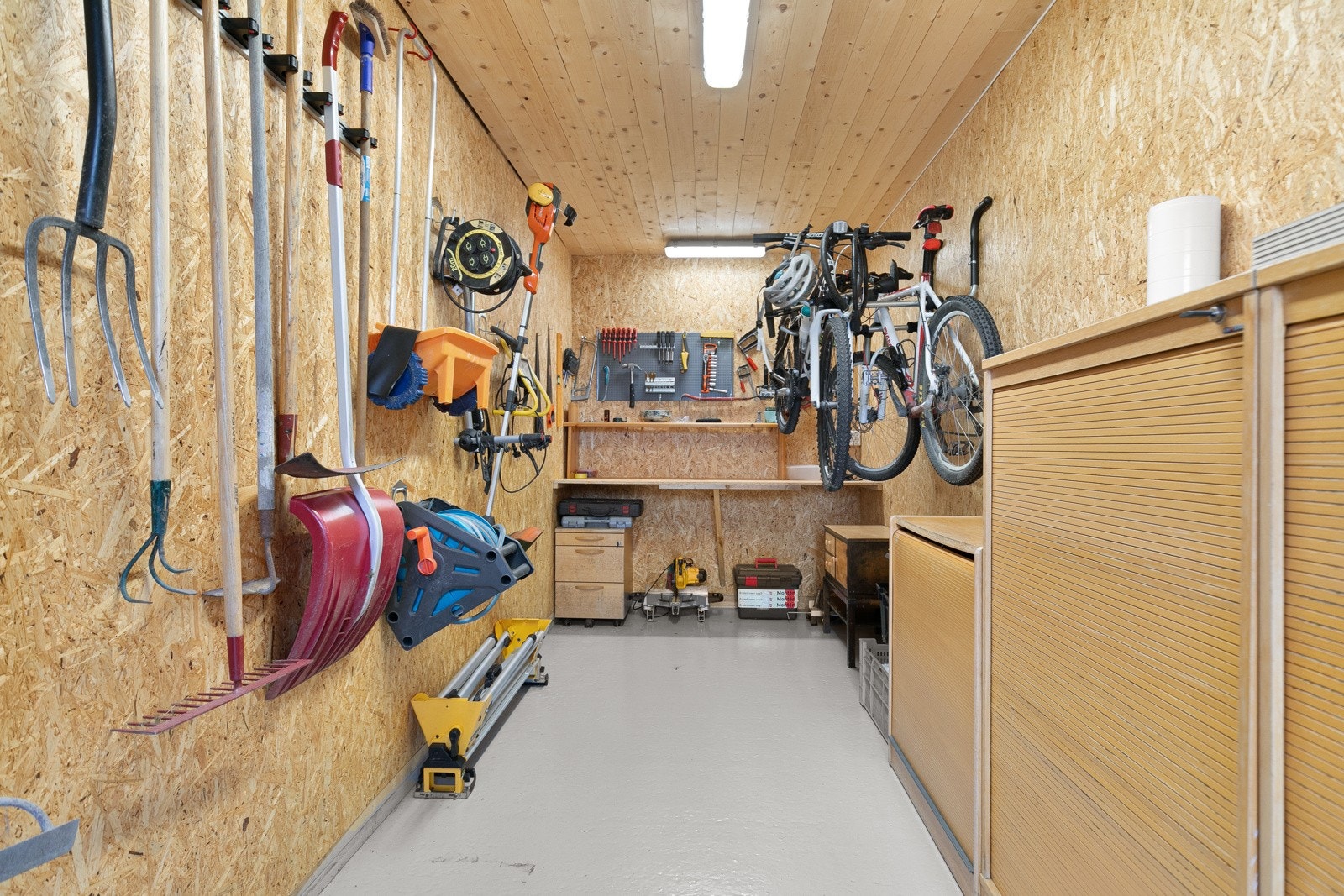 I bakkant av garasjen er det en stor redskapsbod. Galleribilde