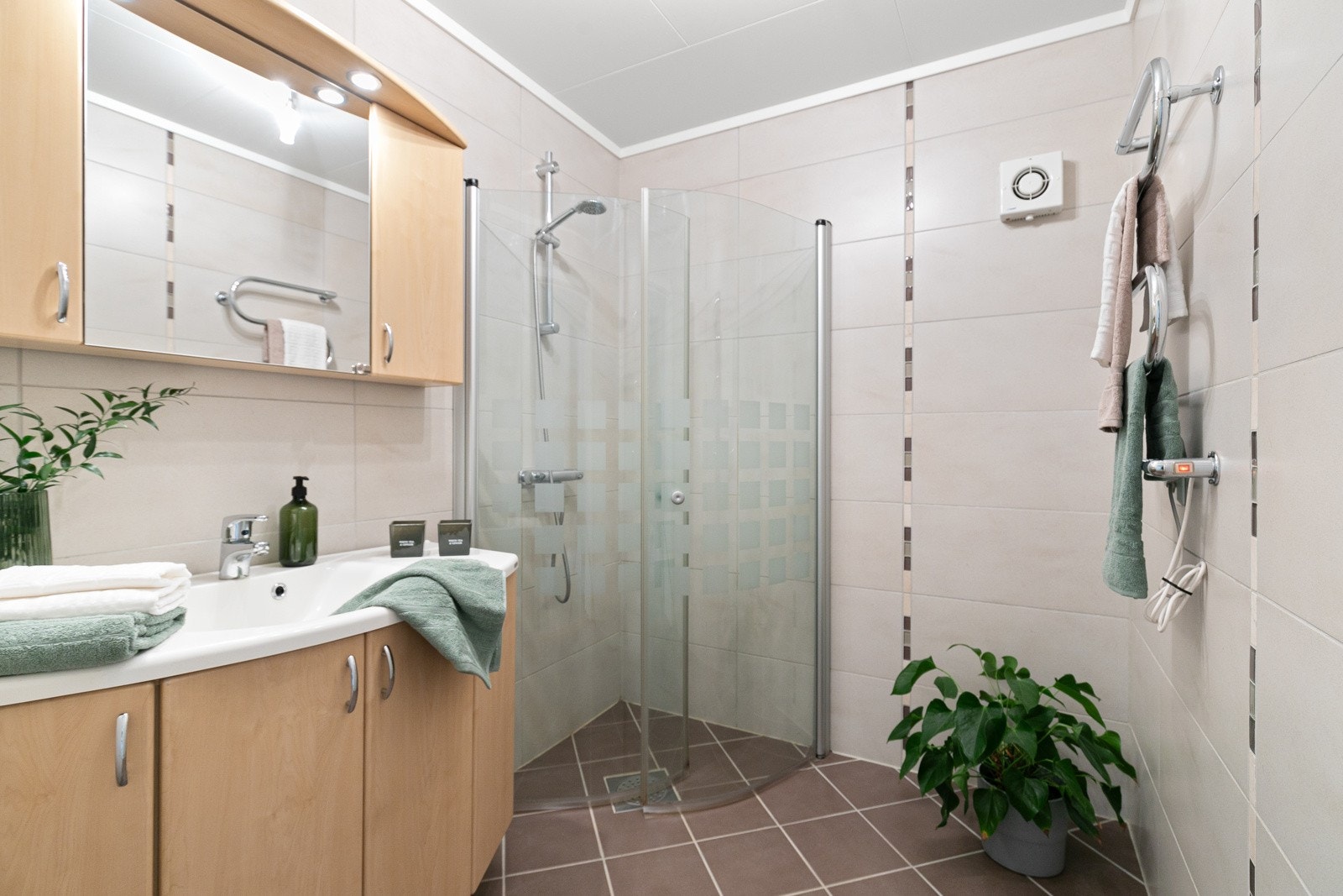 Badet ble pusset opp i 2007 og har flislagte overflater med varme i gulv. Galleribilde