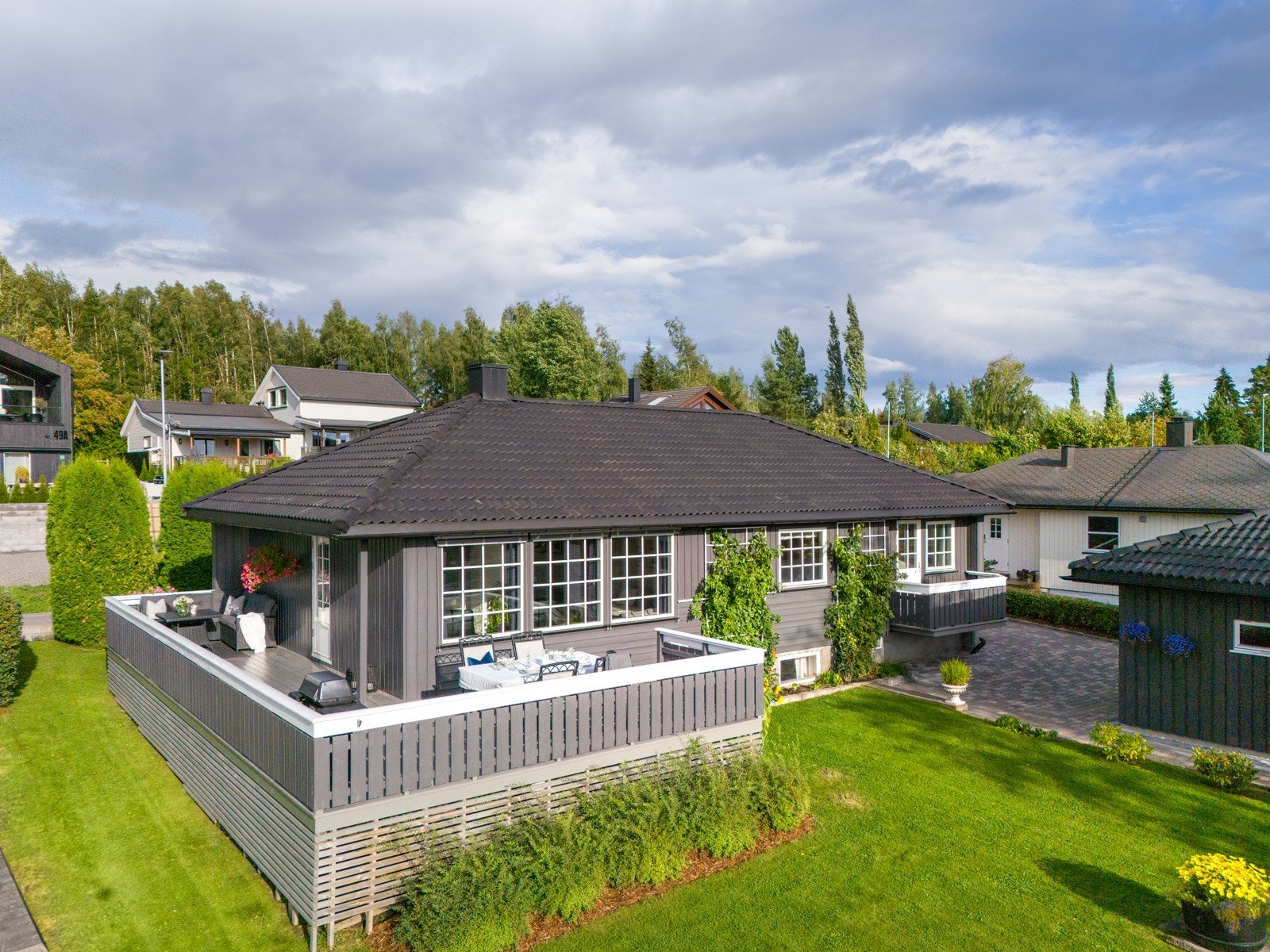 Her har barna trygg boltreplass, mens foreldrene kan holde utkikk. Galleribilde