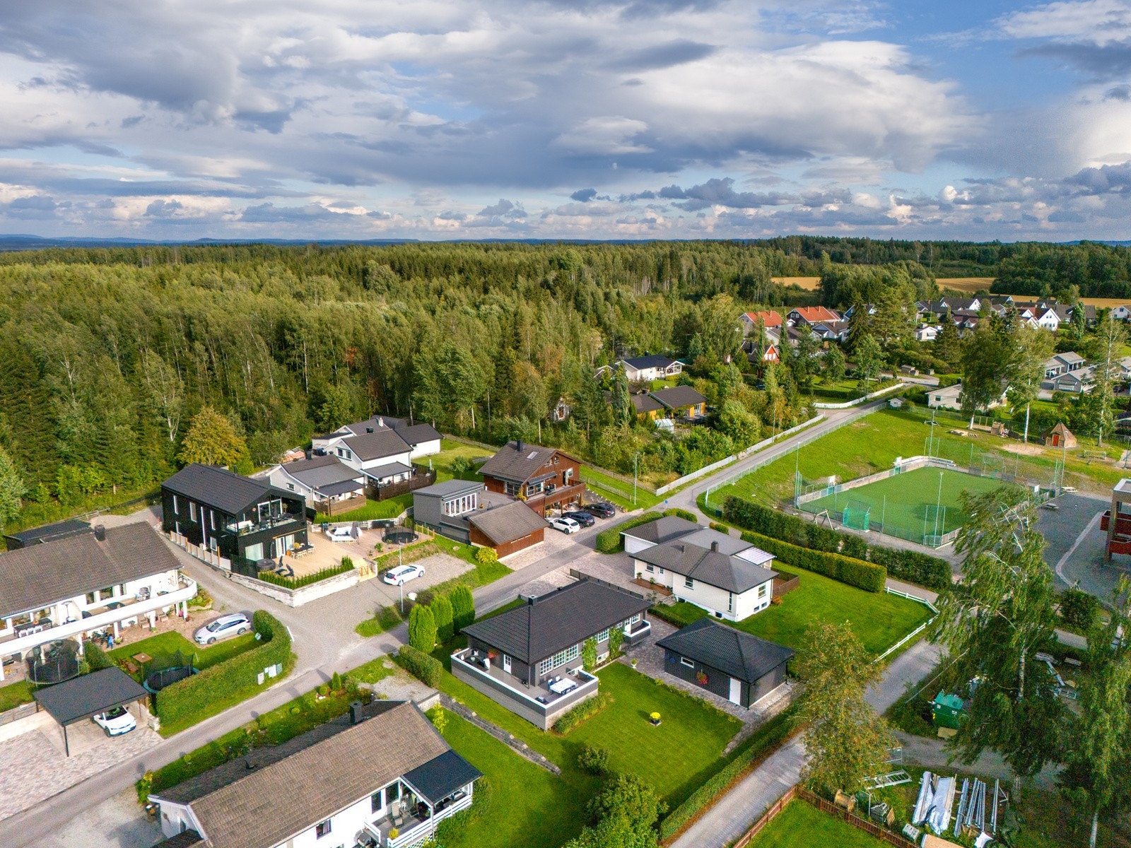 Familievennlig beliggenhet i skogkanten. Området kan skilte med fantastiske turområder, sommer som vinter. Galleribilde