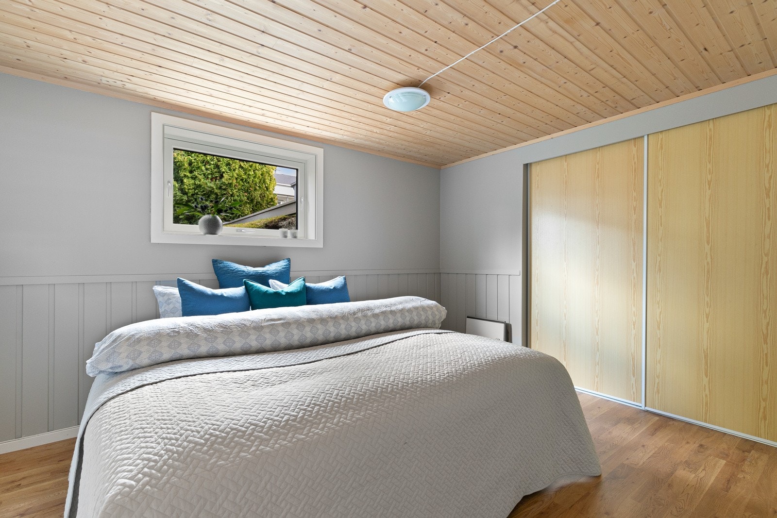 Stort soverom i underetasjen. Vindu er byttet i 2024 til et stort nok vindu mtp. rømningsvei. Galleribilde