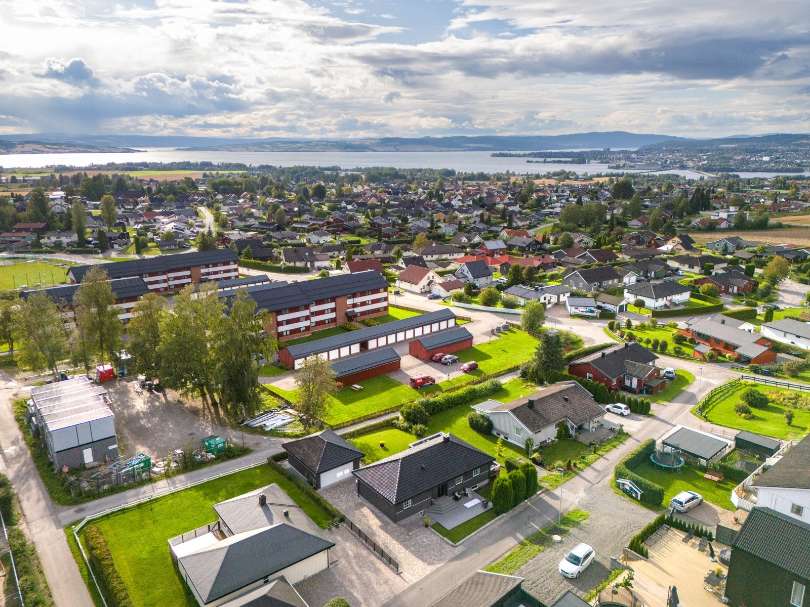 Eiendommen ligger i gate med lite biltrafikk og dette er et rolig og barnevennlig område. Galleribilde
