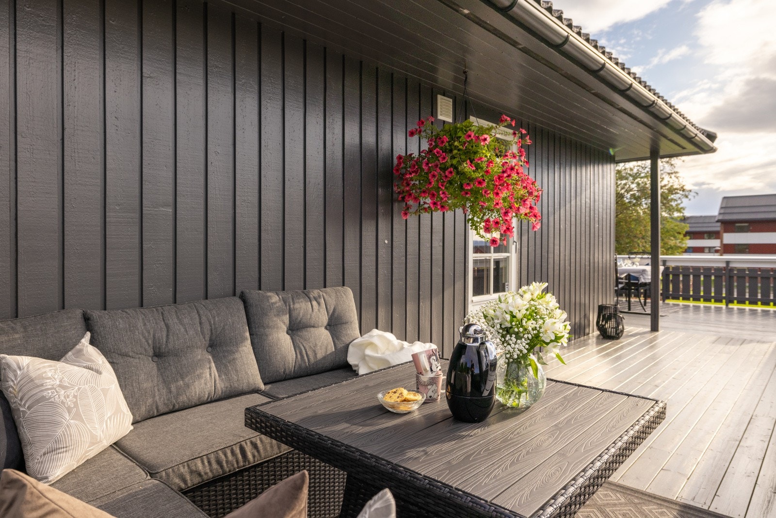 Her får dere et hjem med mye boltreplass både ute- og innendørs. Galleribilde