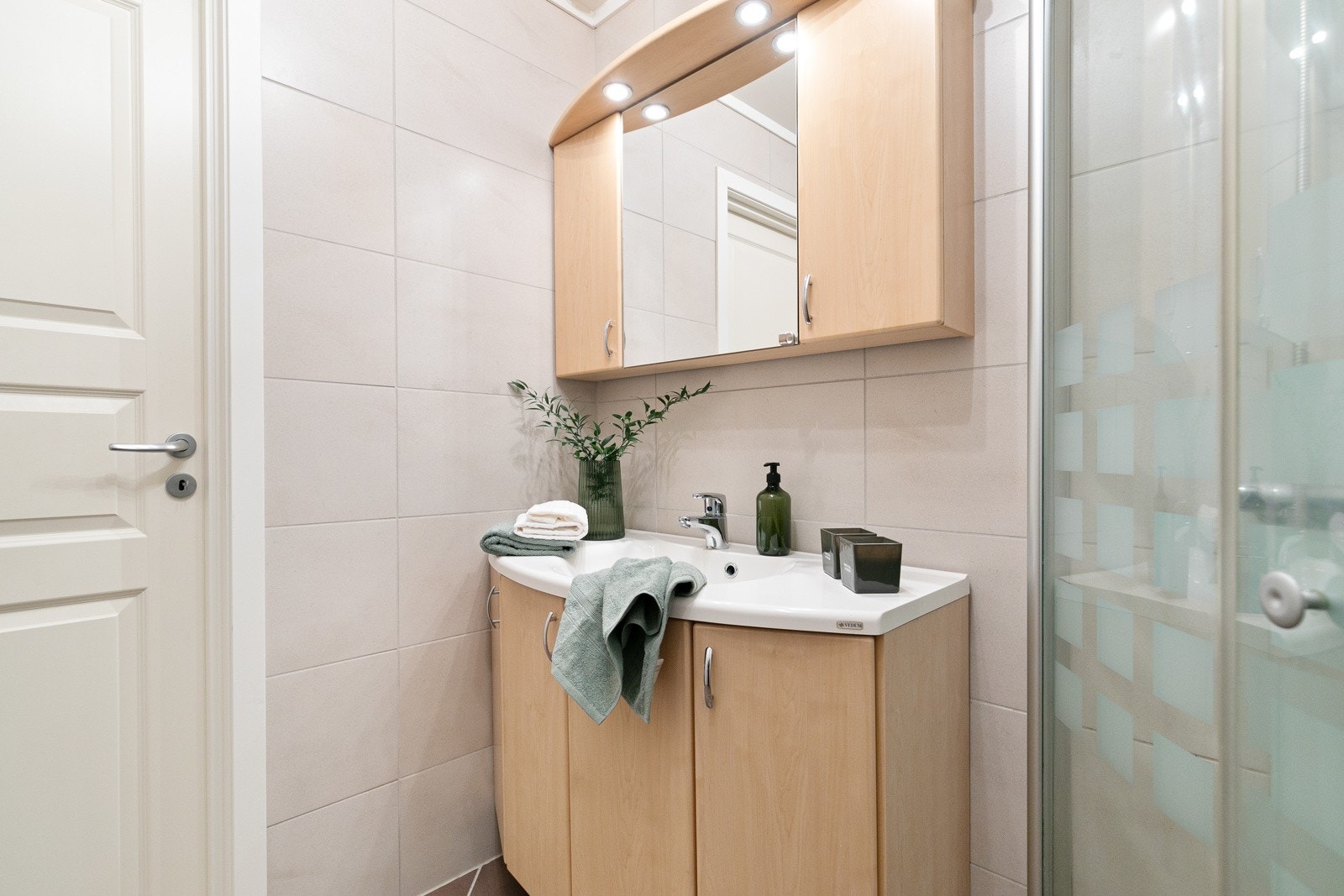 Praktisk innredet med vegghengt servant og speilskap. Galleribilde