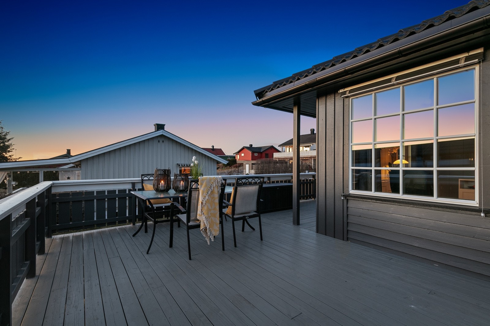 Utendørs er det 3 store, solrike uteplasser på tilsammen 72 kvm. Galleribilde