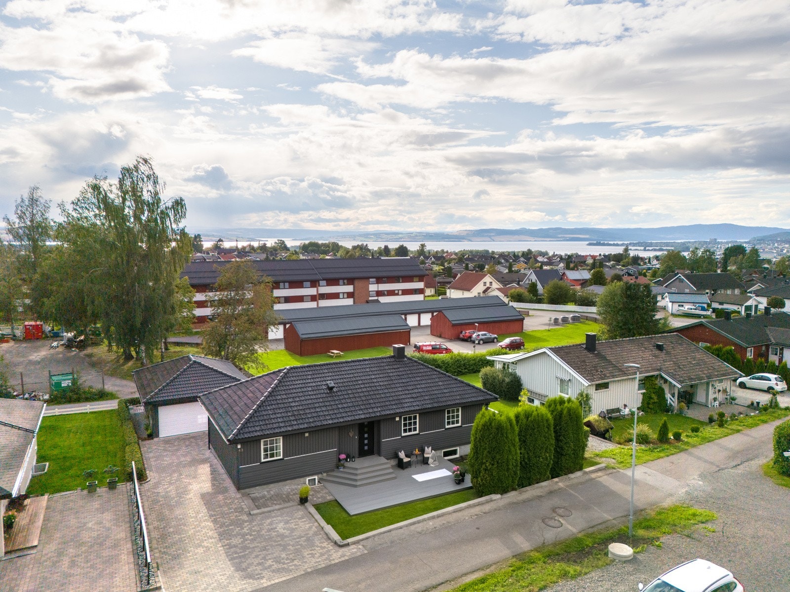 Her er det kort vei til det dere måtte trenge i hverdagen, samt skole og barnehage i gangavstand. Galleribilde