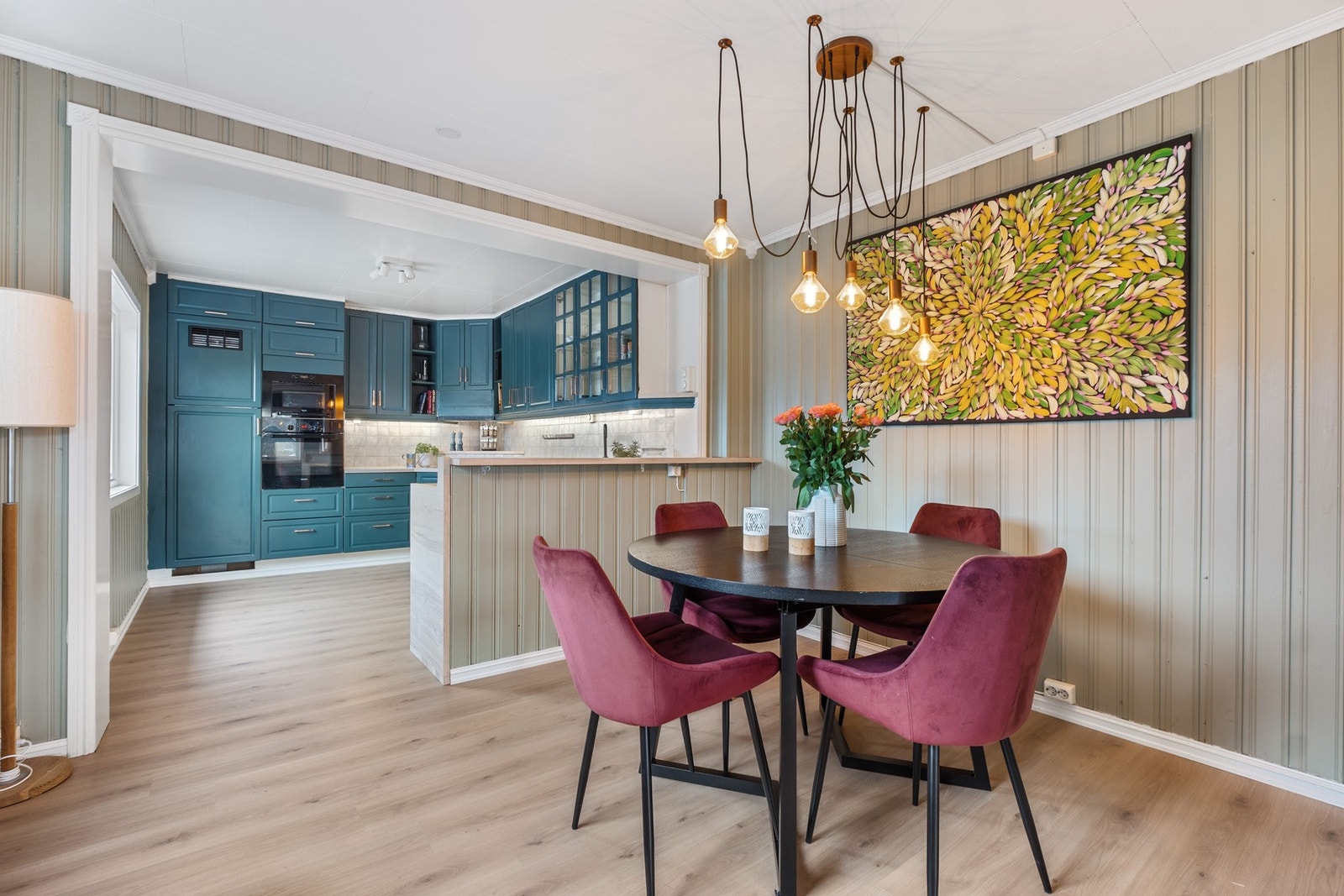 Praktisk romløsning gjør at du høster fordelene av en luftig og åpen løsning, men likevel kan nyte et skjermet kjøkken som ikke er synlig fra sofakroken. Galleribilde