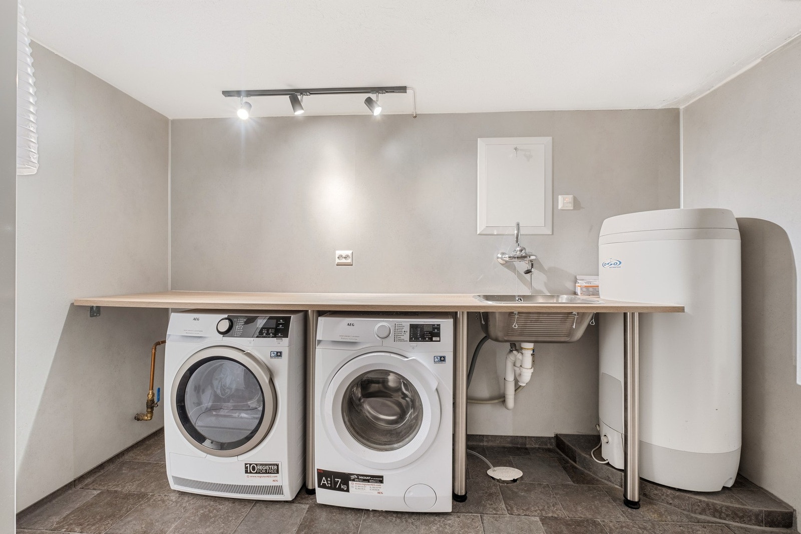 Ypperlig tilrettelagt for å kunne få unna klesvasken ryddig og effektivt. Galleribilde