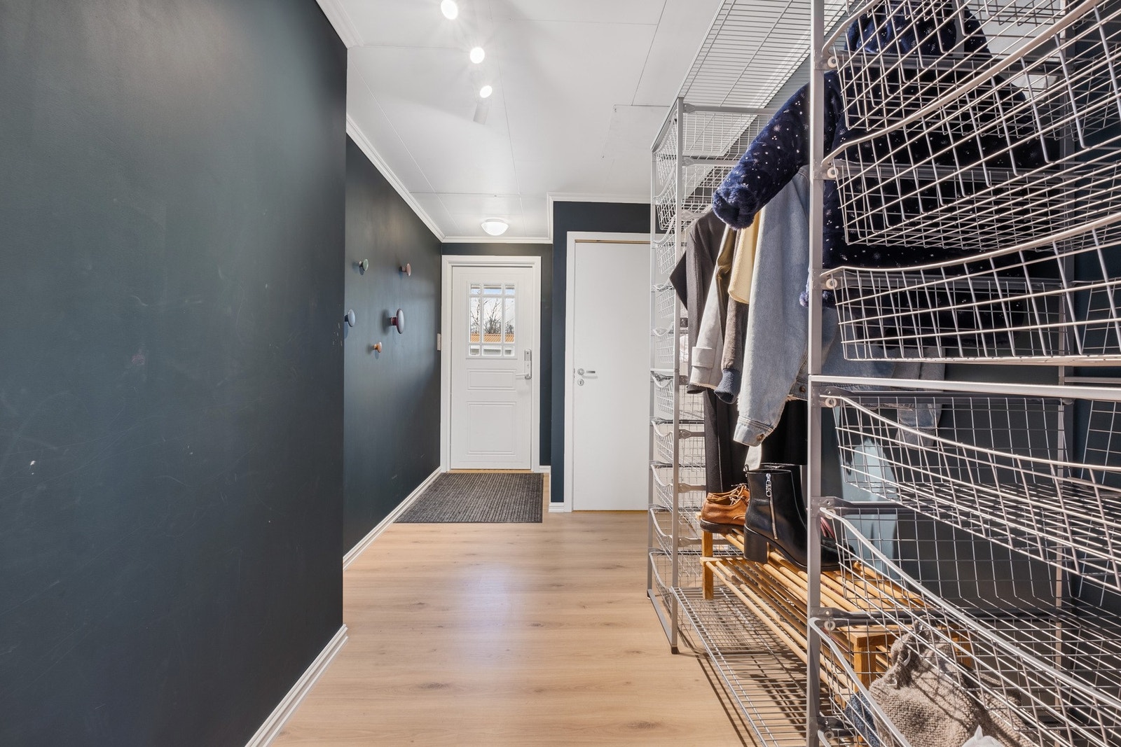 En romslig og innbydende entre med en moderne utstråling. Galleribilde