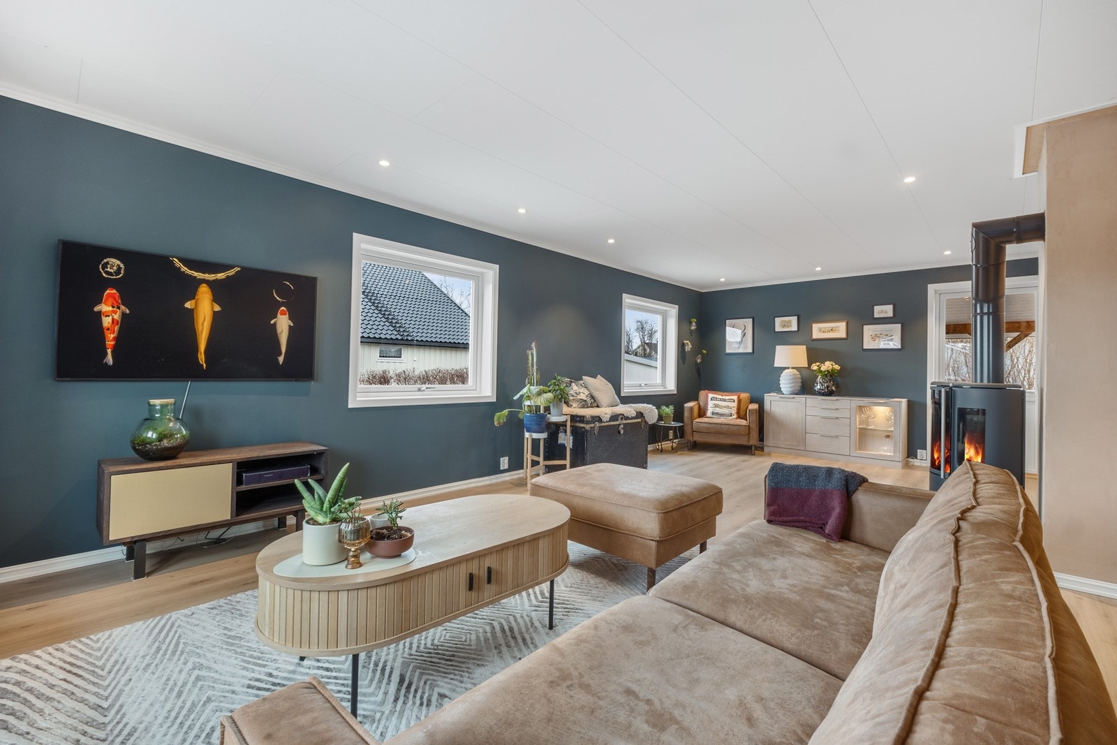 Rommet er stort og luftig med god plass til møblering i naturlige soner. Galleribilde