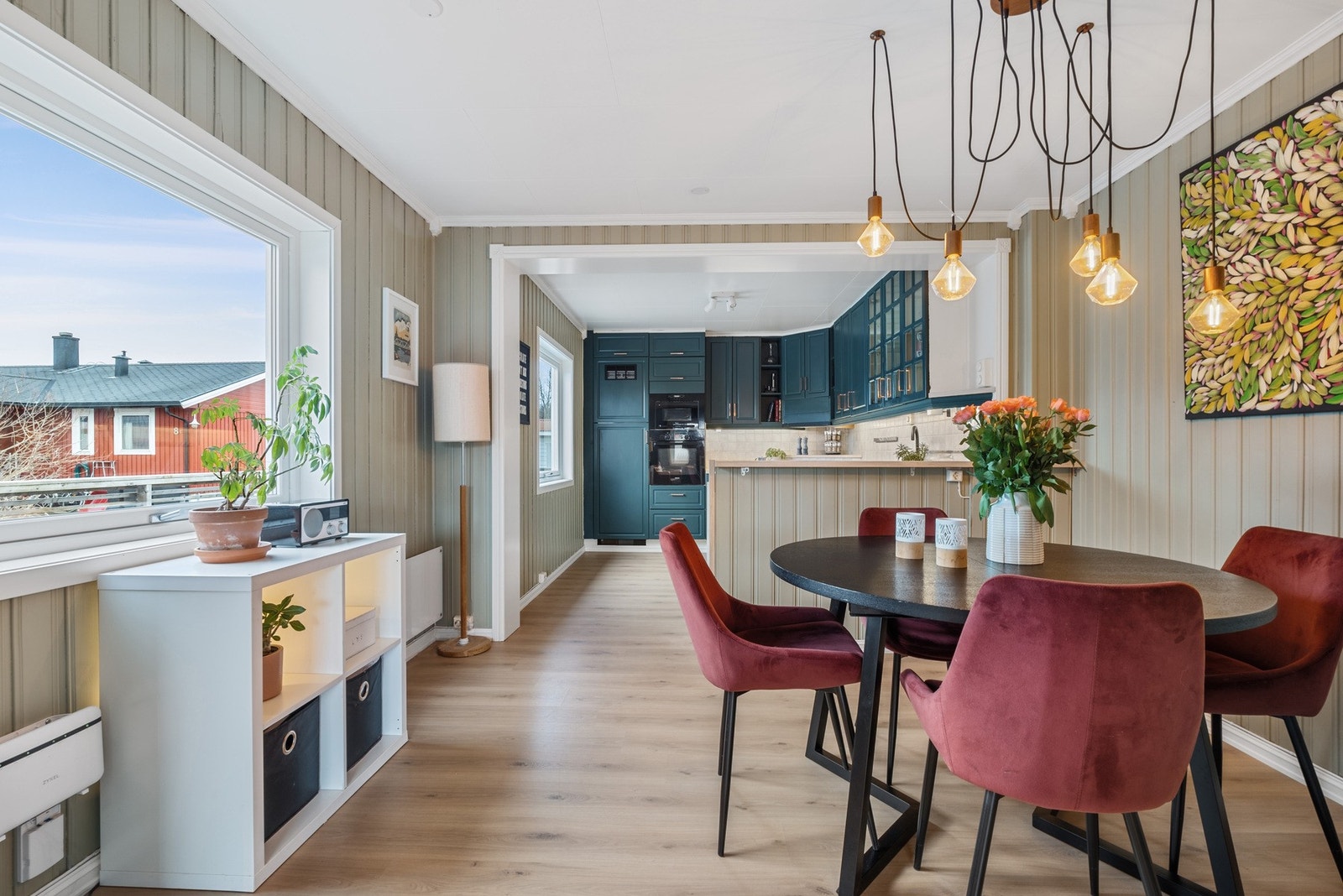 Videre inn møter du spisestuen og kjøkkenet. Galleribilde