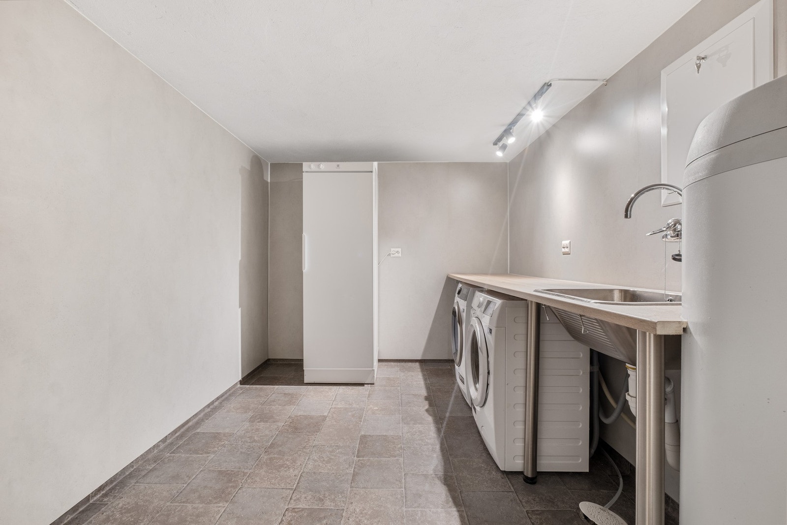 Fint og praktisk vaskerom finner du i kjelleren. Galleribilde