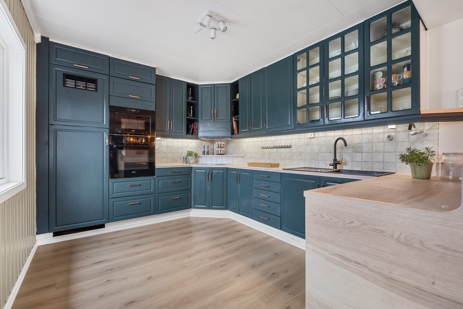 Stort og lekkert kjøkken som er modernisert i med fine farger. Galleribilde