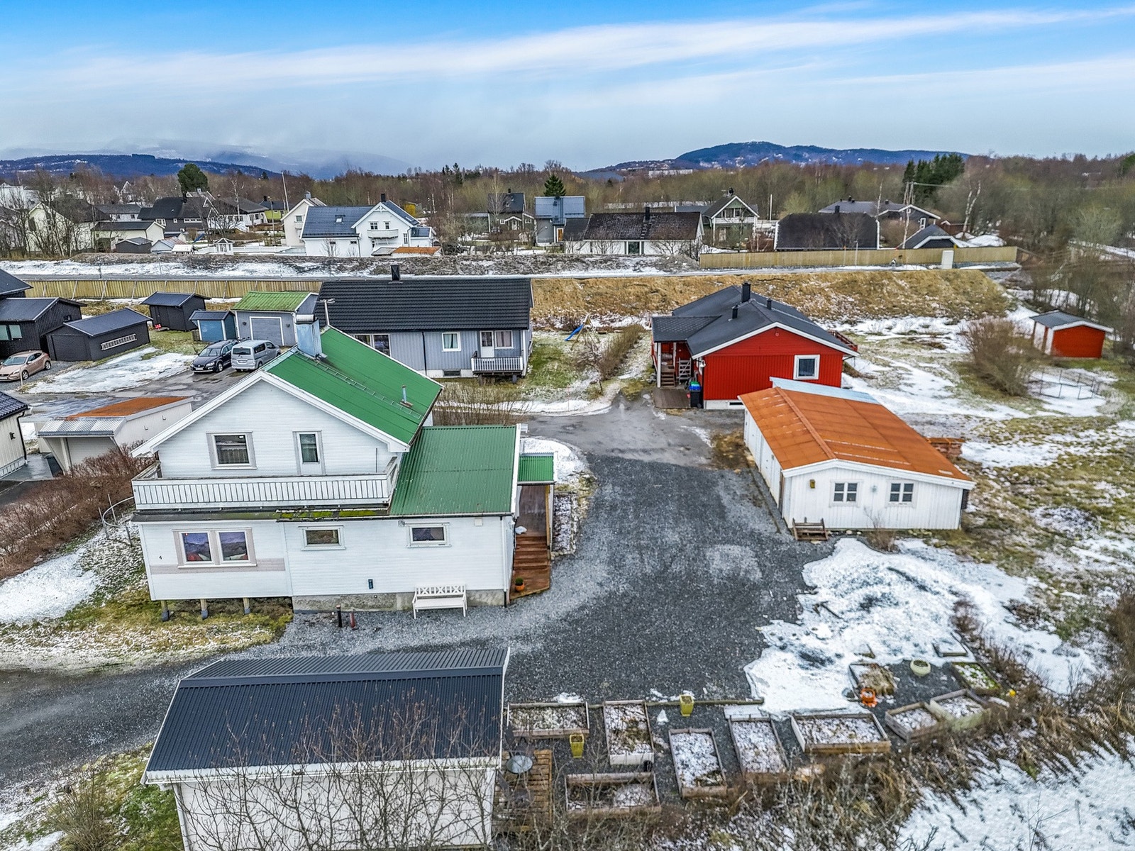 Uthus som gir godt med lagringsplass, samt garasje. Galleribilde