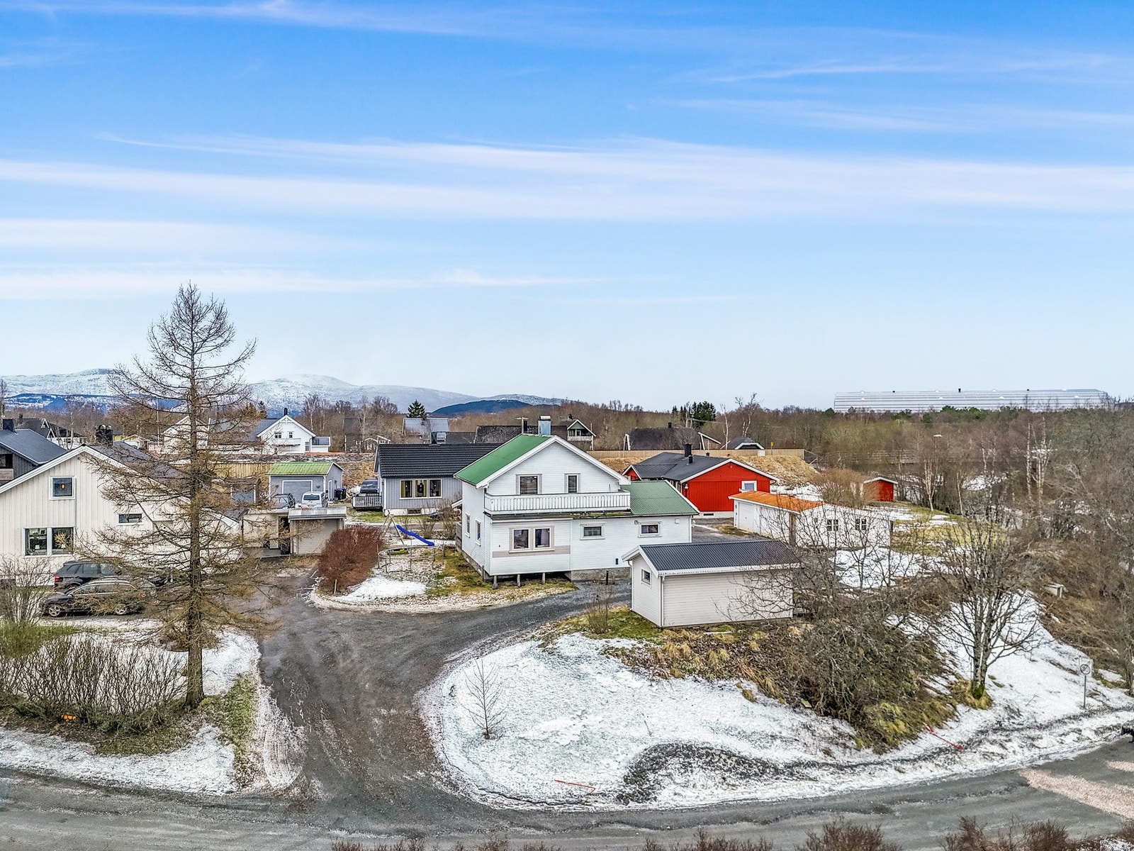 Her får du en romslig tomt med en behagelig beliggenhet som kombinerer rolige omgivelser, mens man likevel kan nyte korte avstander. Galleribilde
