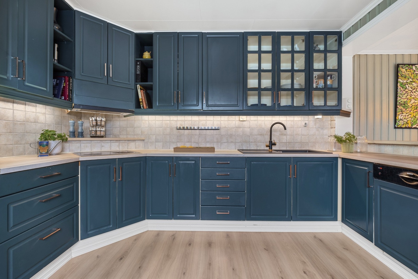 Rikelig utbygd med over- og underskap som gir godt med lagringsplass. Galleribilde